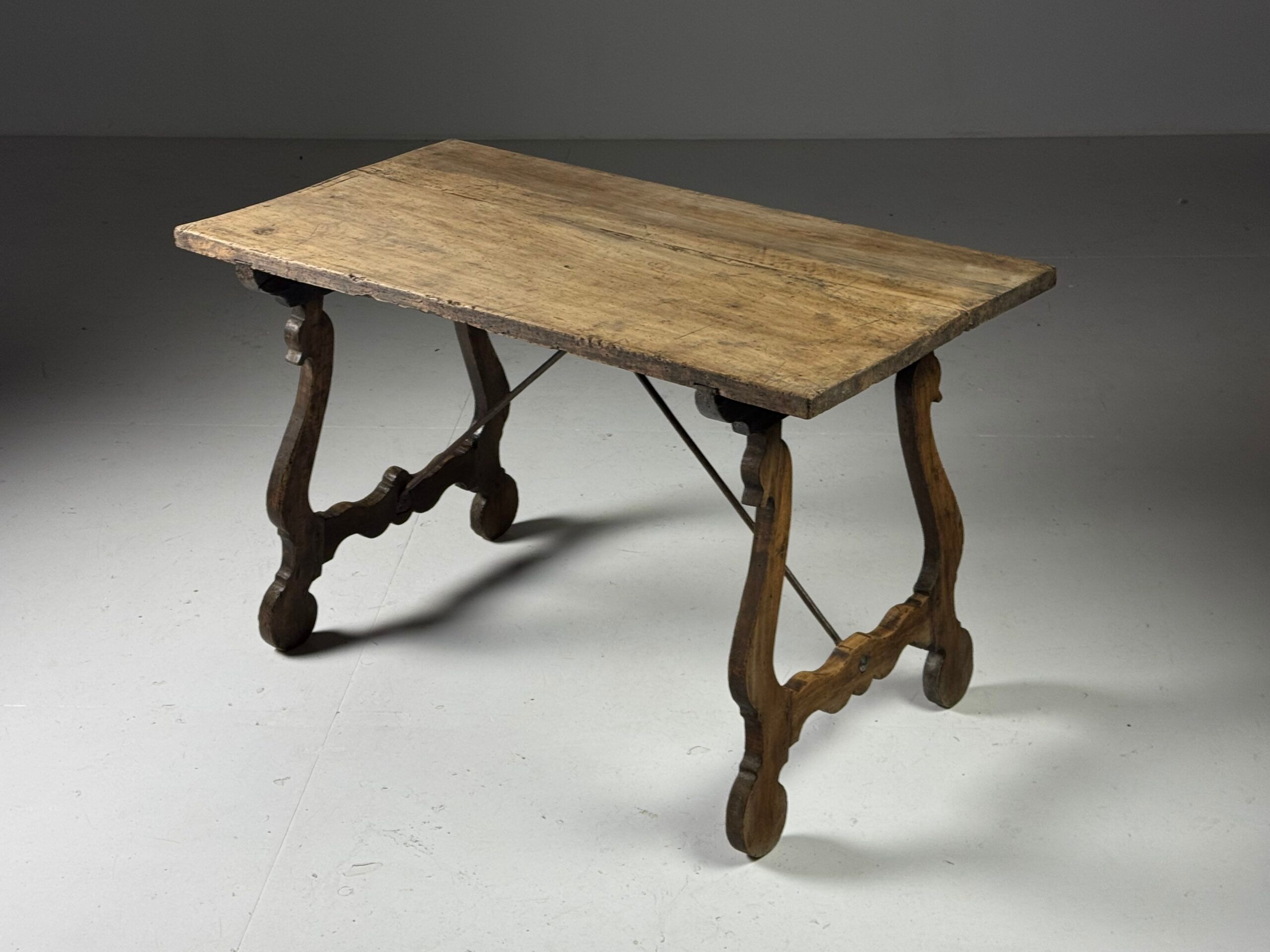 Table espagnole du 19ème siècle
