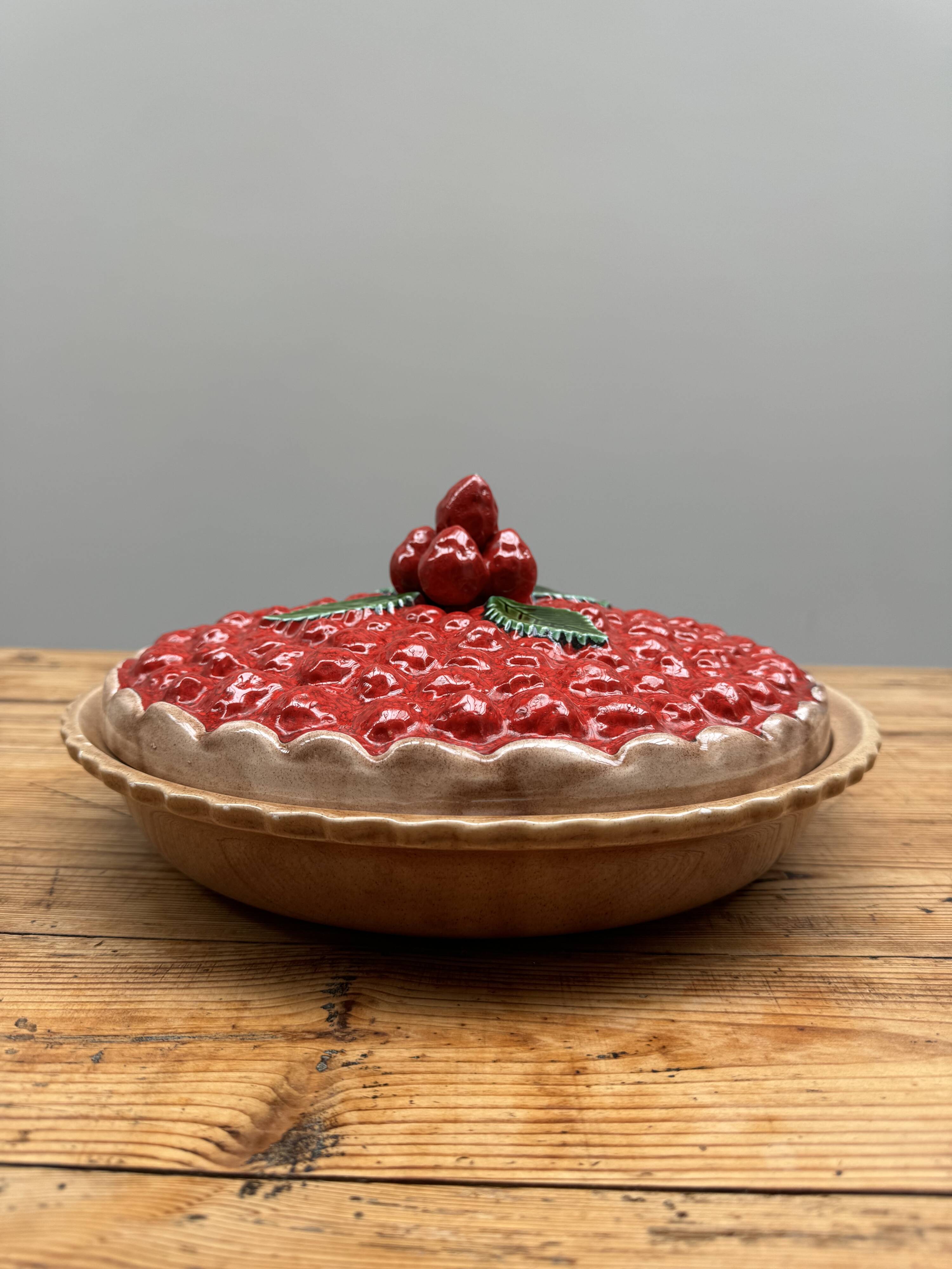 A trompe l’oeil strawberry pie dish