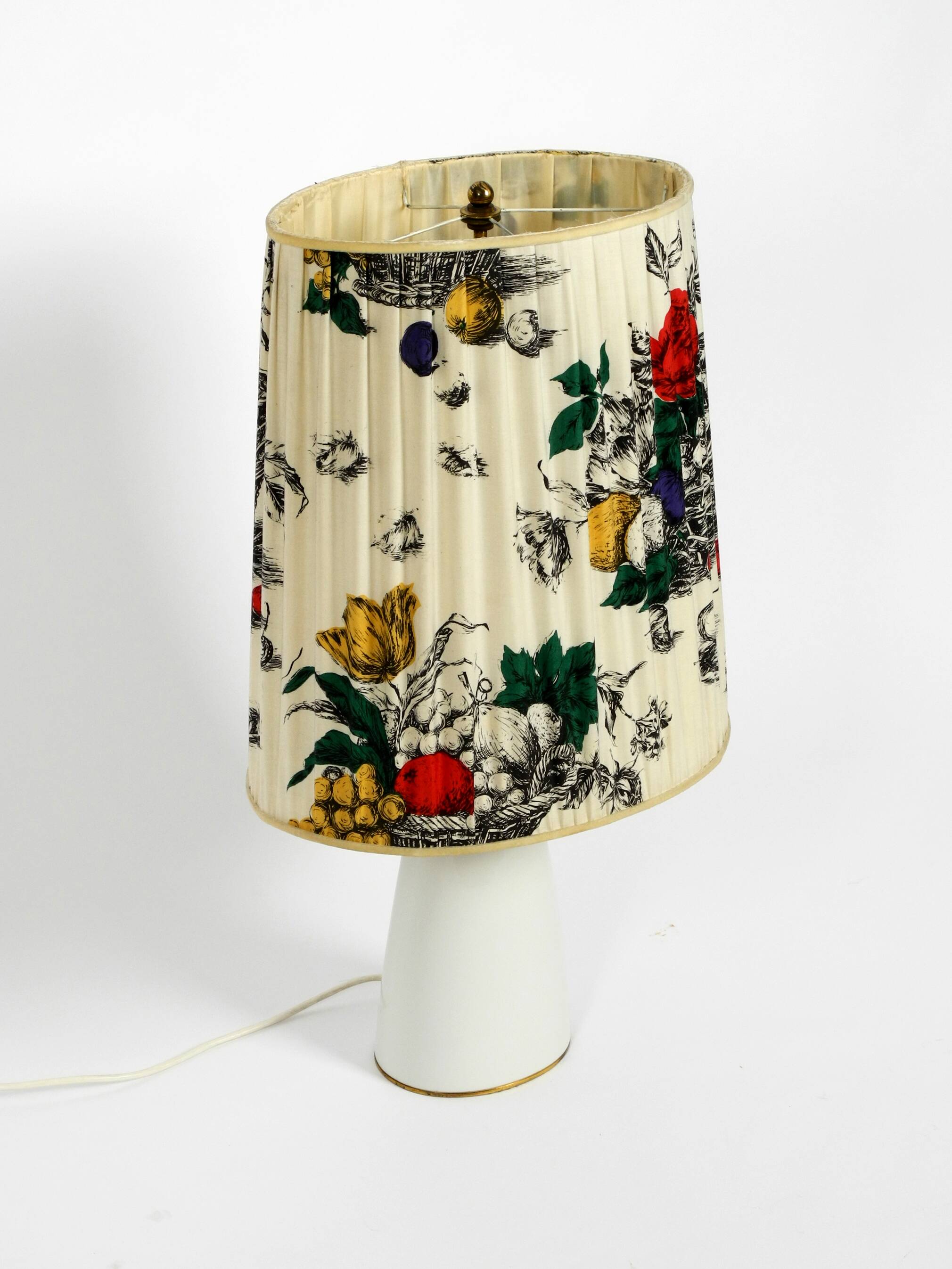 Large elegant 1960s KPM table lamp in porcelain and pleated silk lampshade