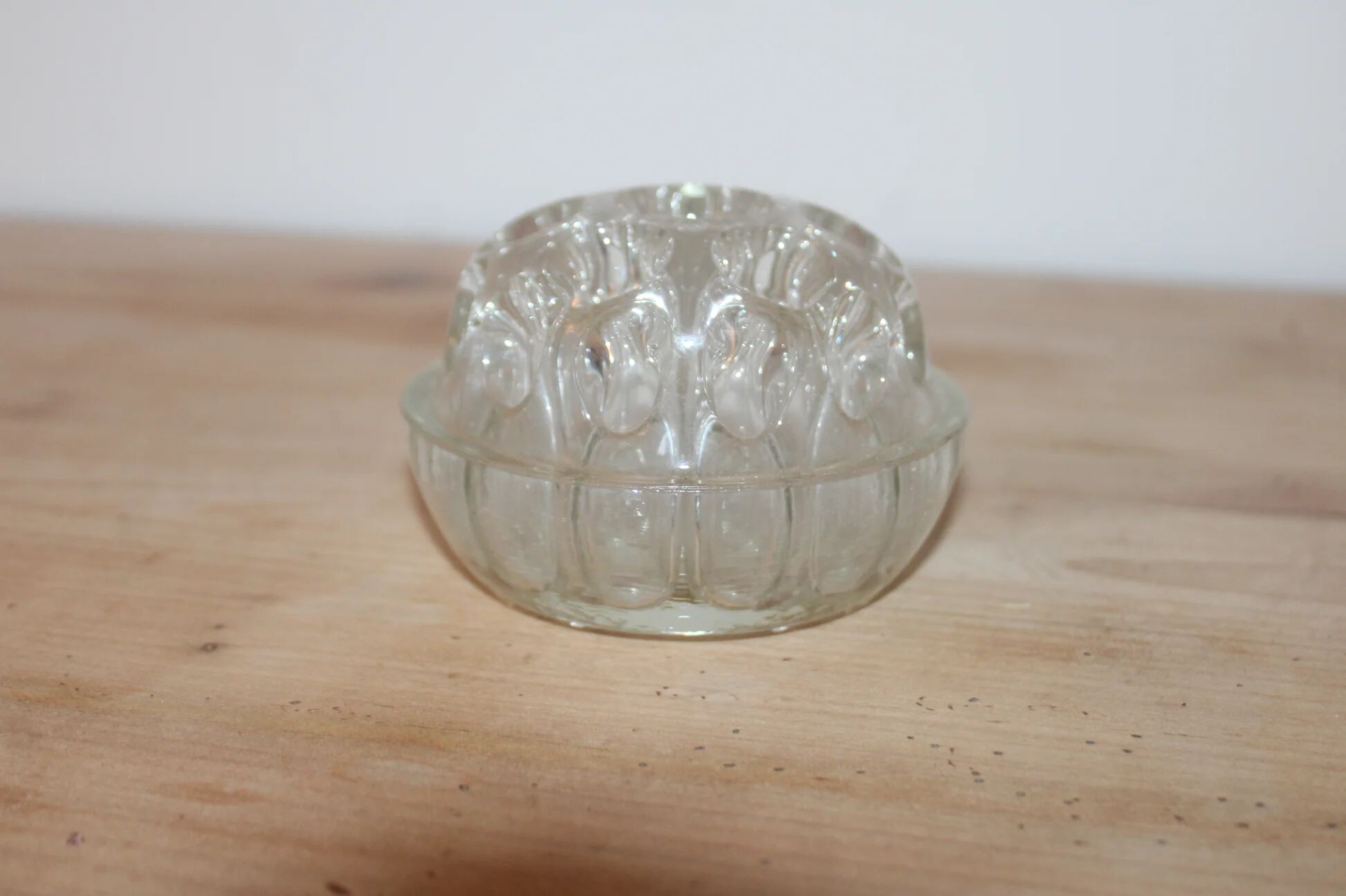Vintage clear moulded glass flower holder – Flower holder – Ø 10 cm