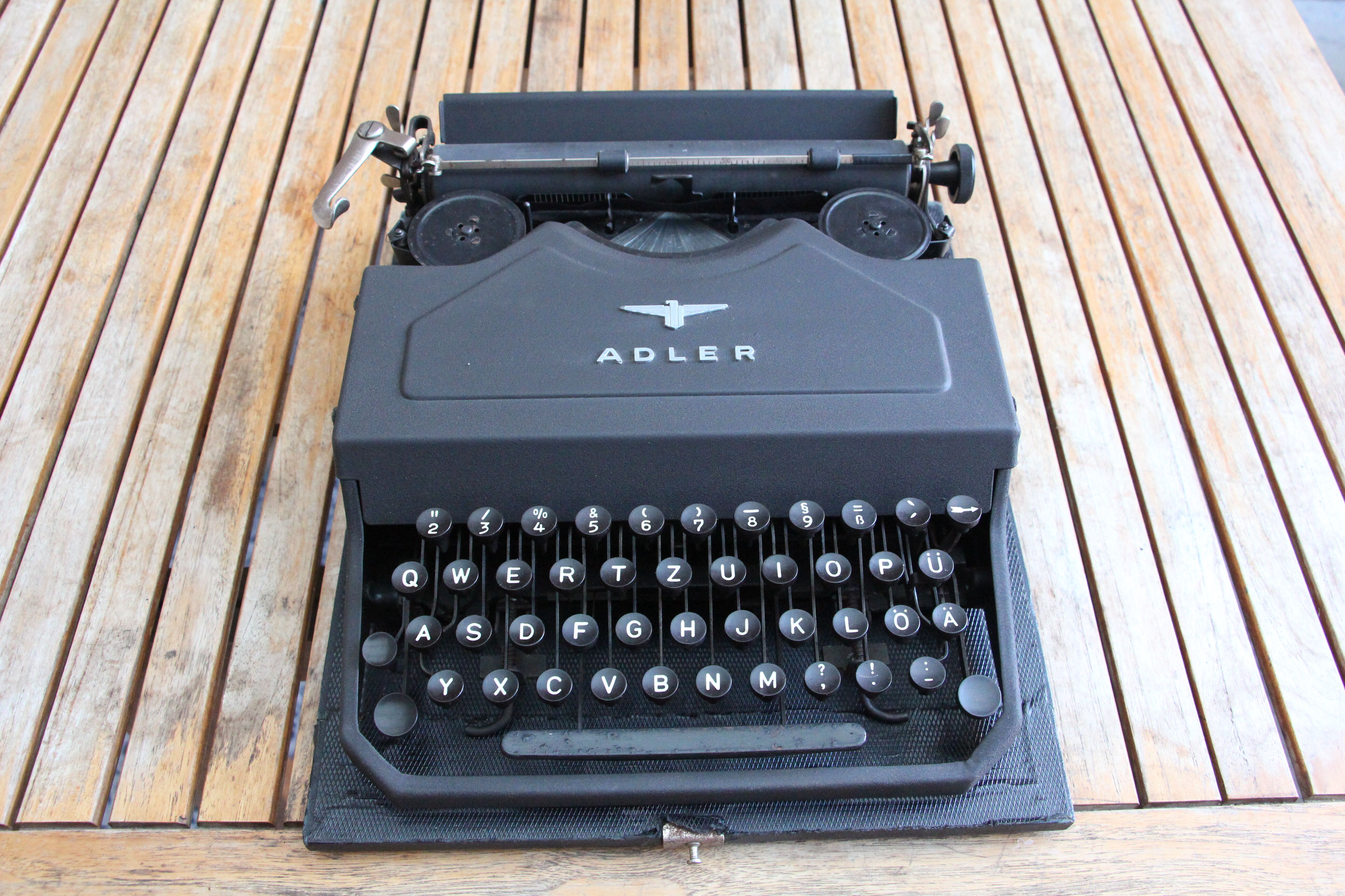 Machine à écrire ancienne adler année 30-40