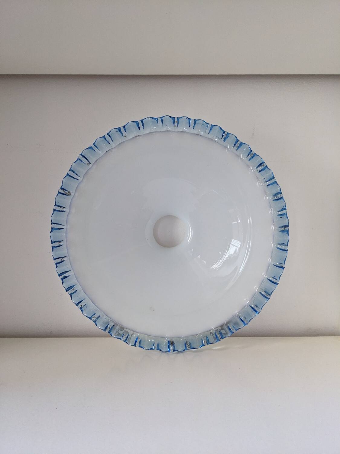 Opaline dentelée blanche et bleue
