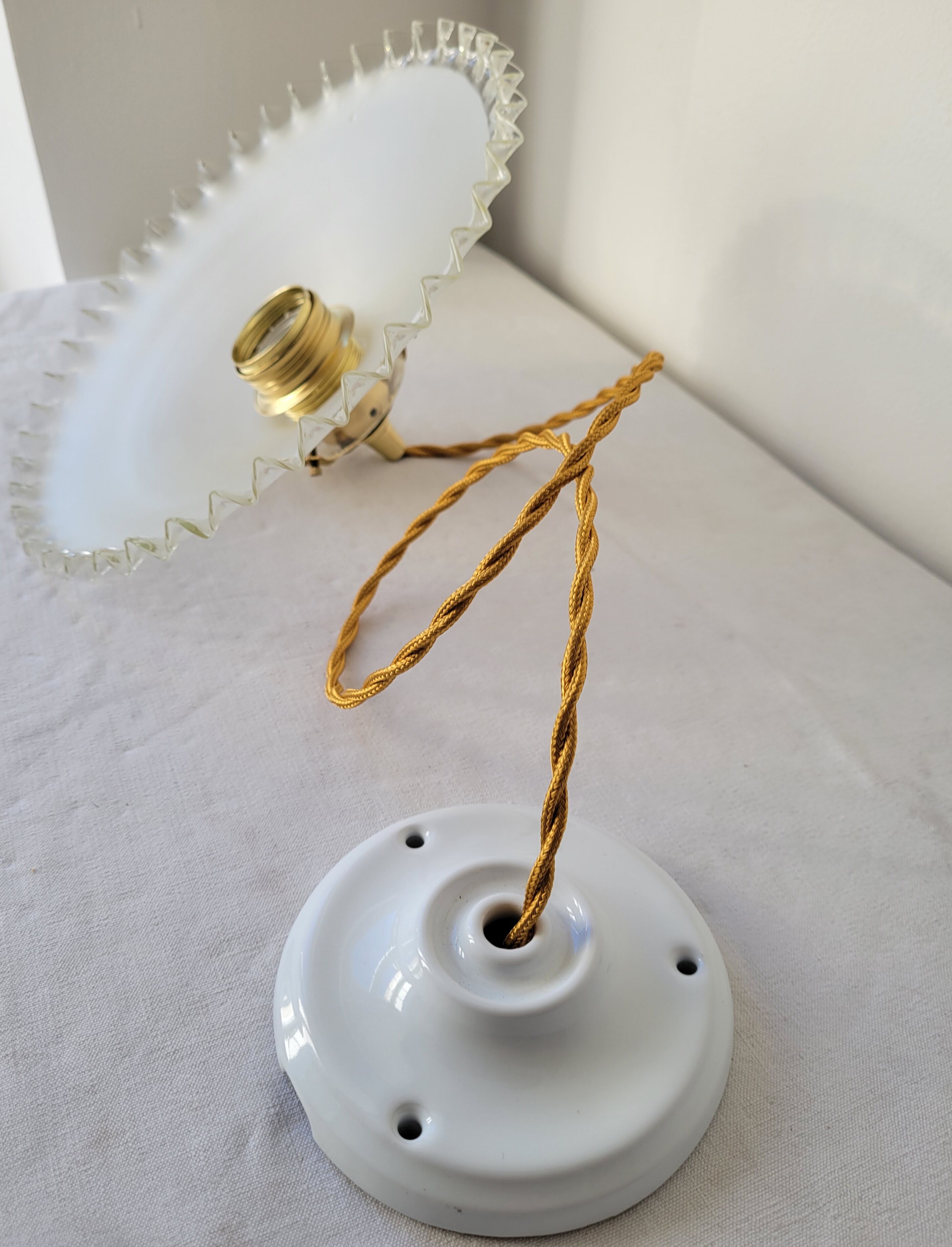 Serrated opaline suspension