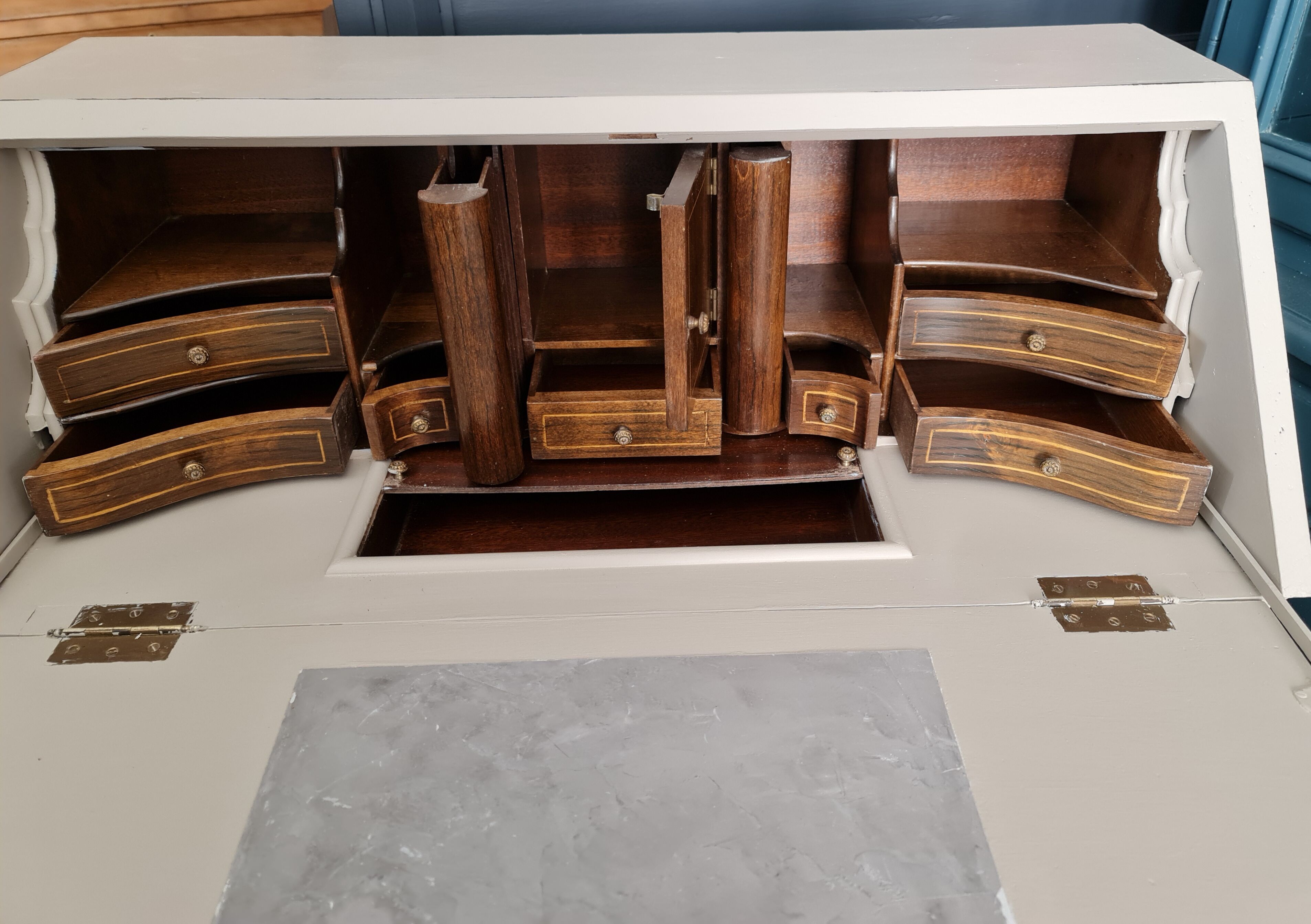 Dutch writing desk foot feet lion's feet color pepper inside ebony drawers