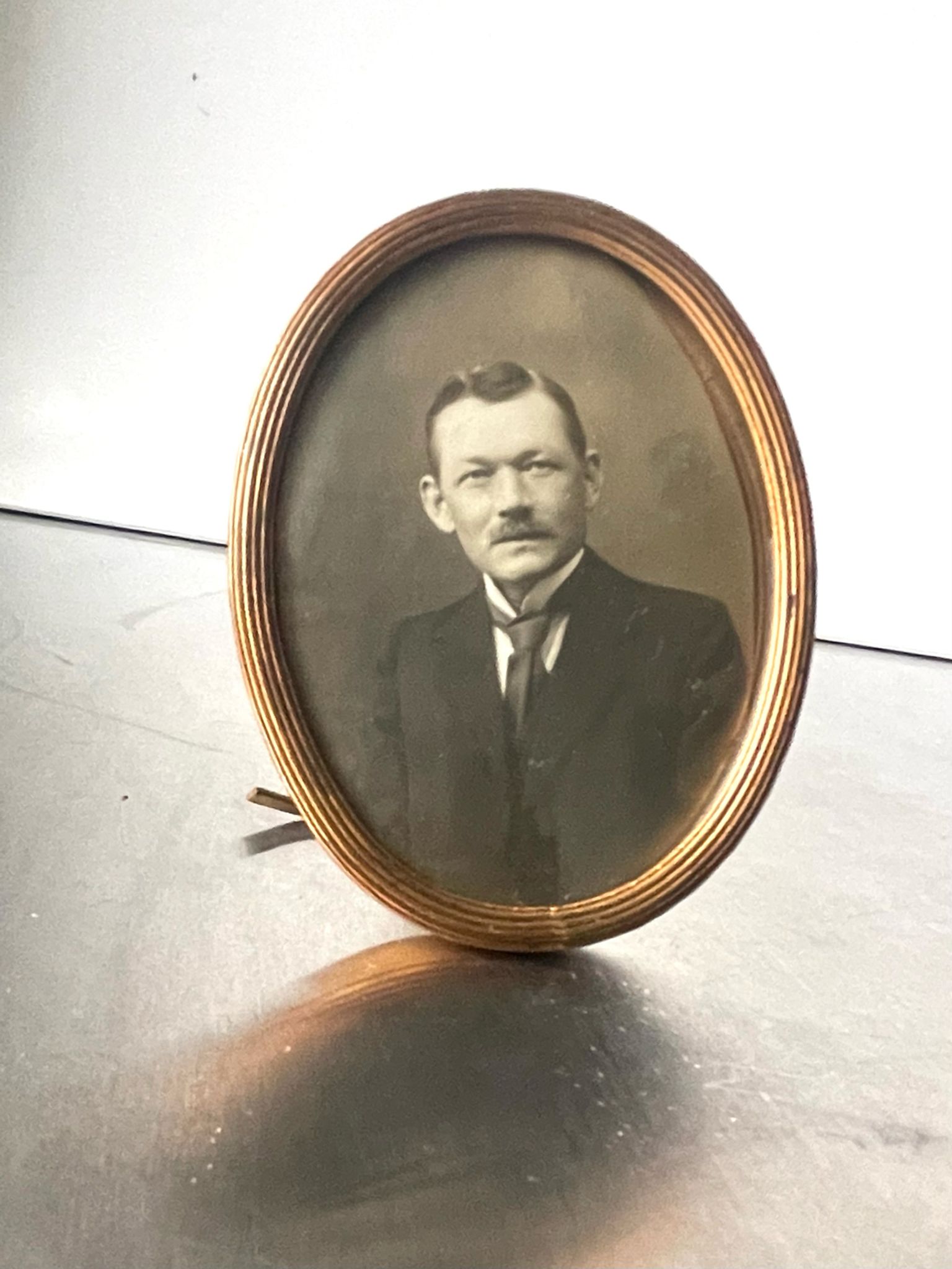 Metal gold colored oval picture frame brass