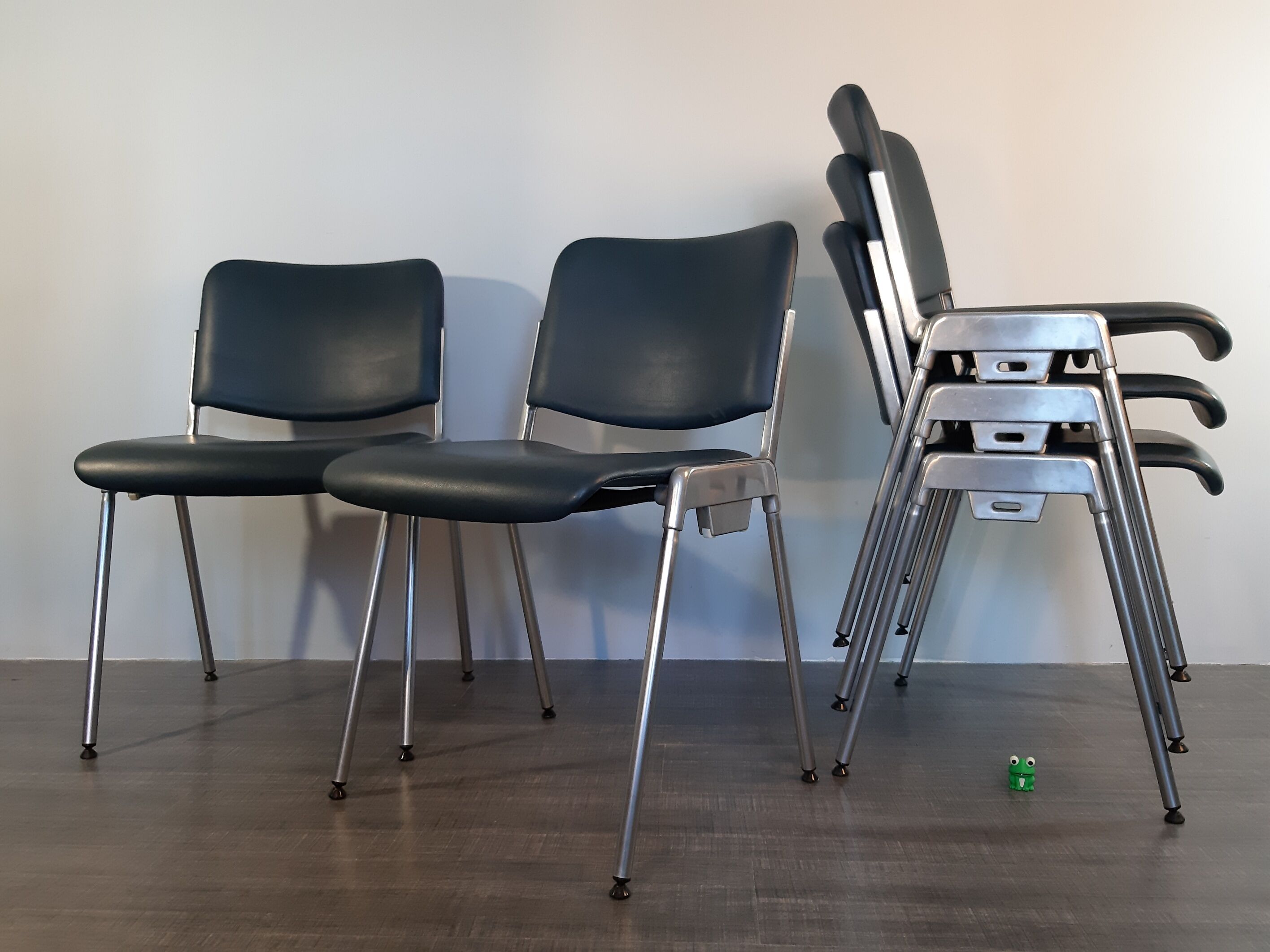 Set 5 chairs stackable Mauser in aluminium and leather, vintage 1960