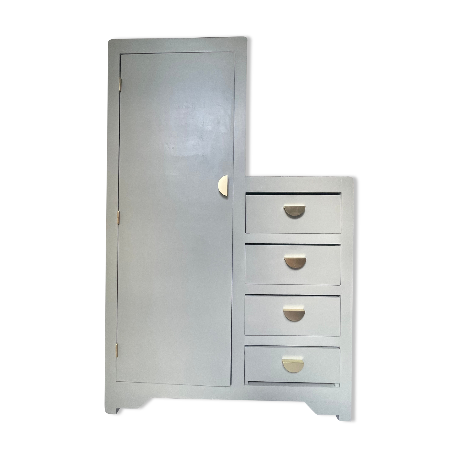 Asymmetrical cabinet