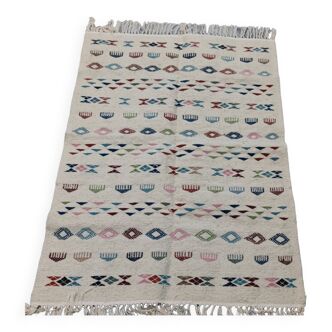 Tapis margoum blanc à motifs berbères multicolores