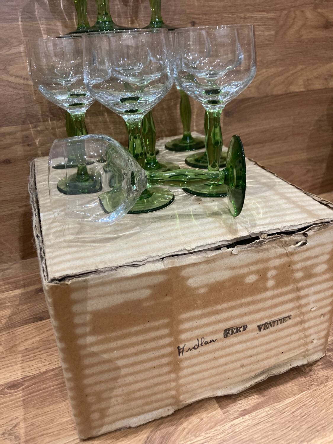 Verres à pied vintage pied vert