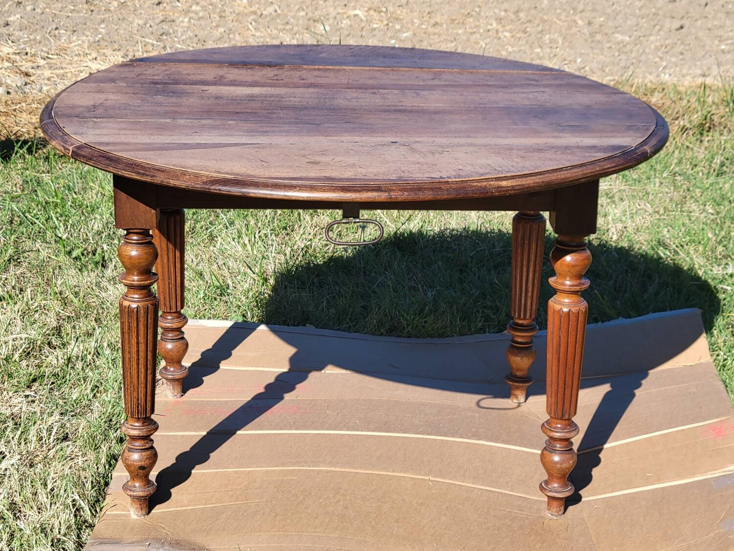 Round table with 2 leaves