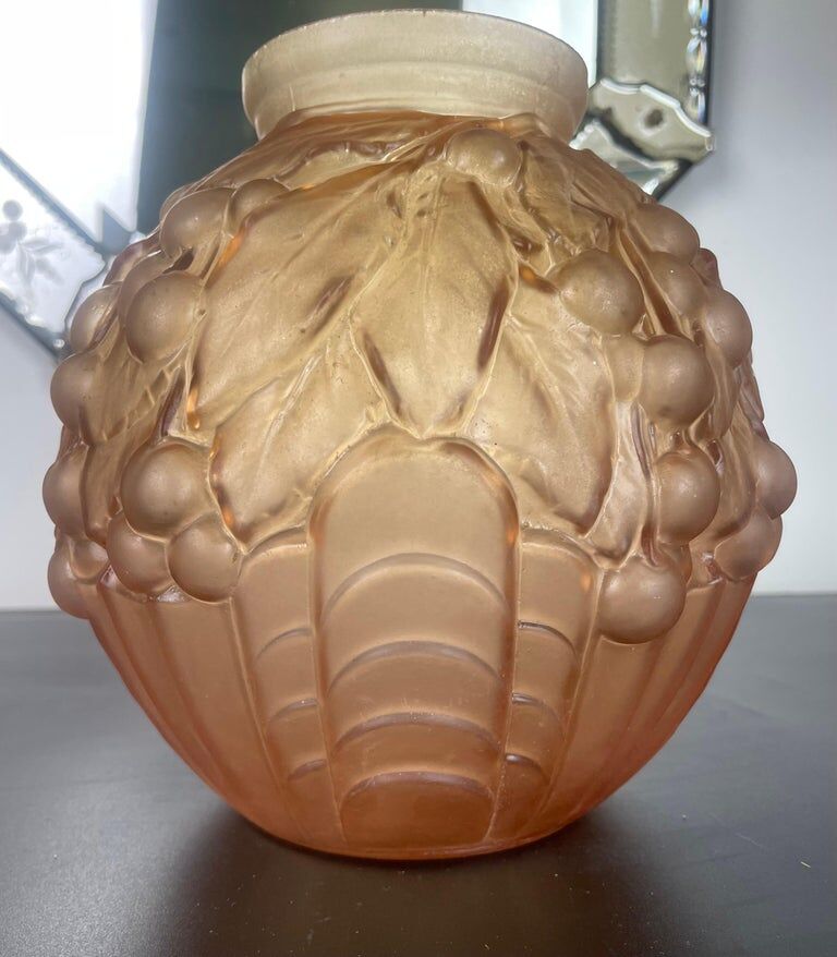 French Art Deco ball vase in orange-pink frosted molded glass - 1930 France