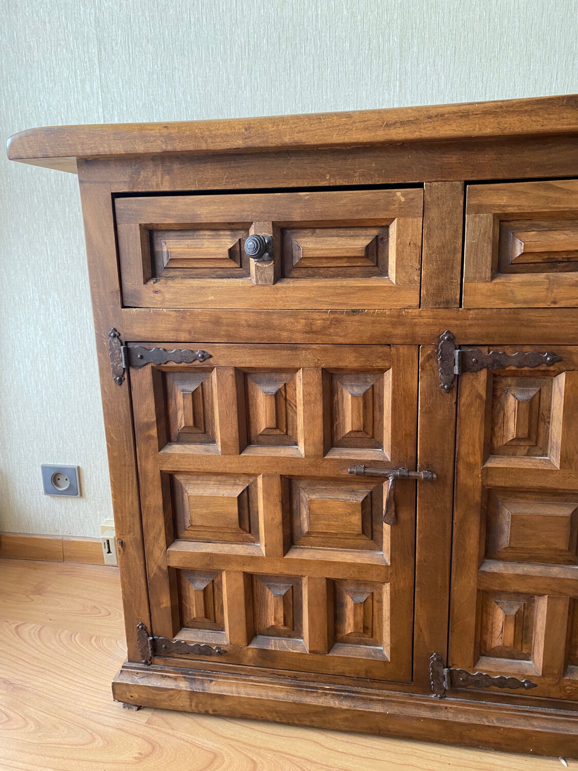 Buffet vintage en bois avec détails en métal, 1950