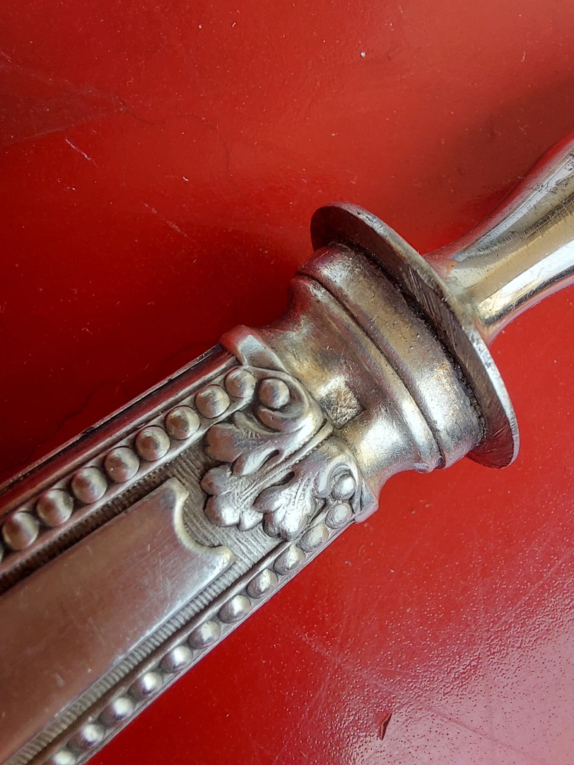 Serving, silvered metal leg cutlery