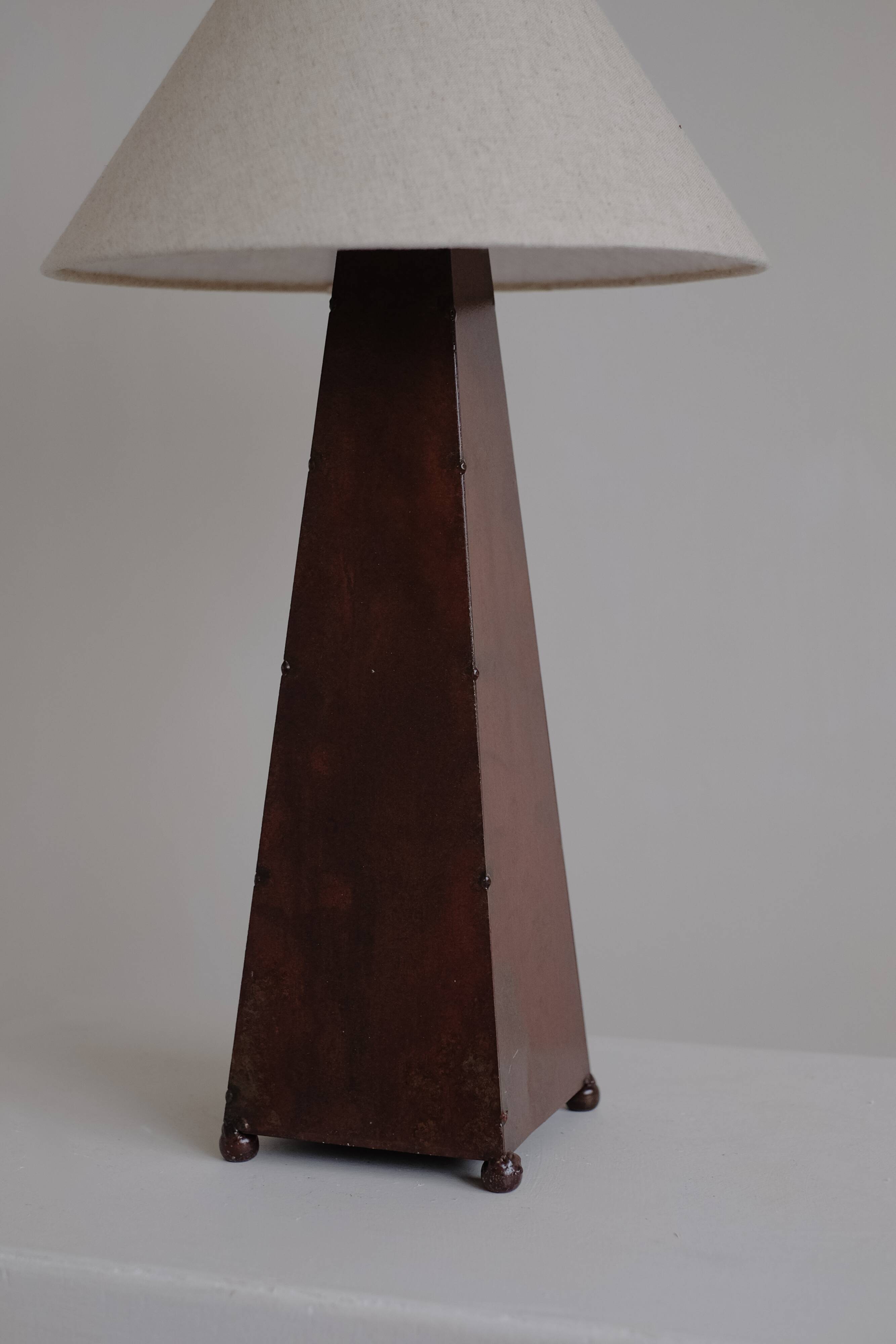 Obelisk table lamp