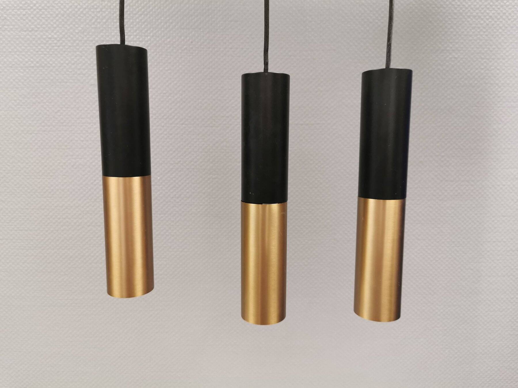 3 cylinder-shaped pendant lights from Creativ Cables (Turin, Italy)