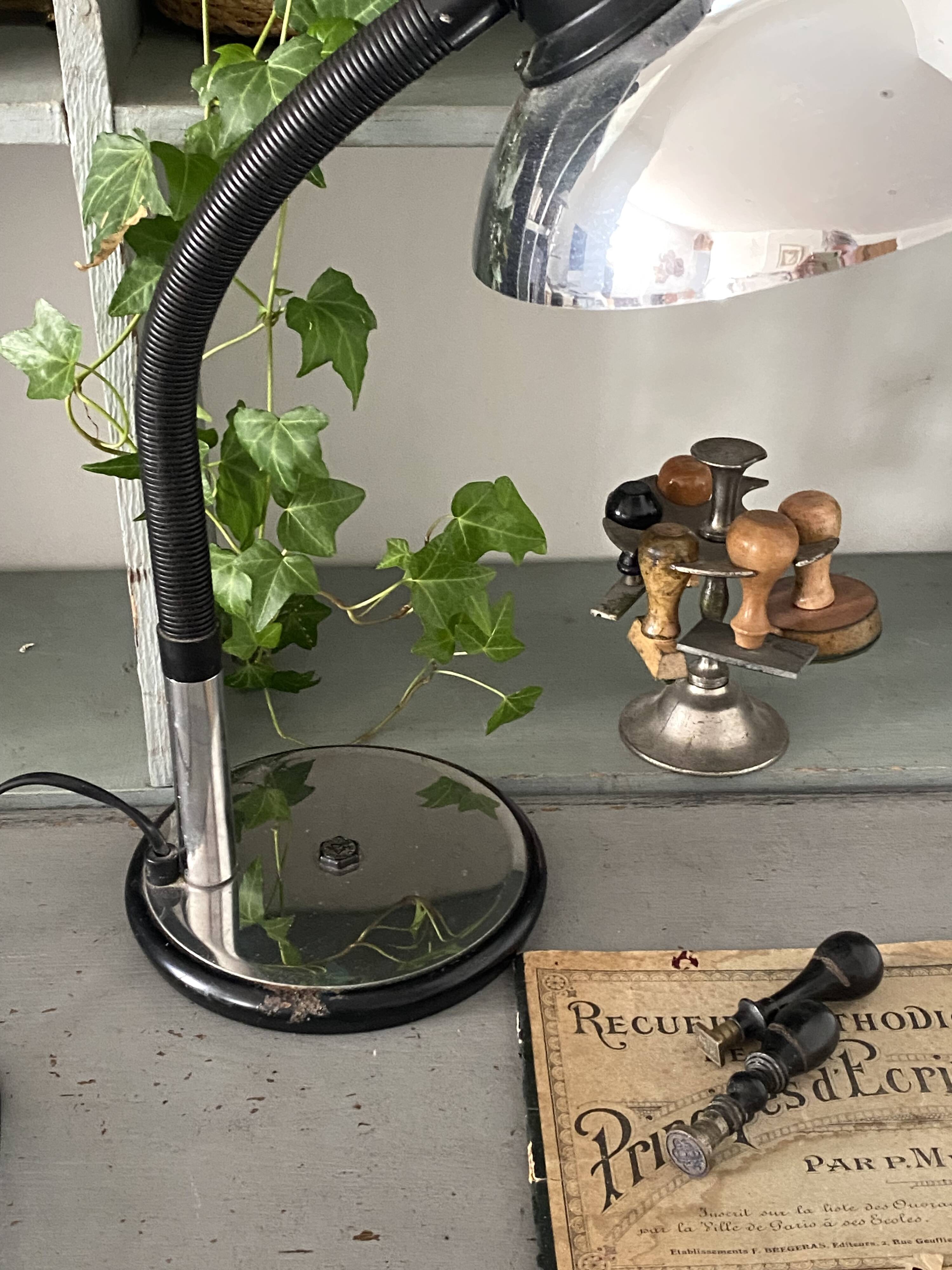 Articulated desk lamp