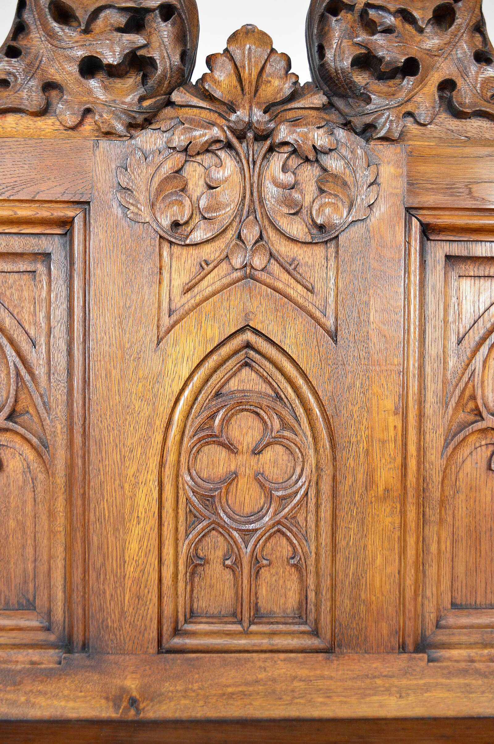 Banc coffre Gothique d'église en chêne sculpté, vers 1880