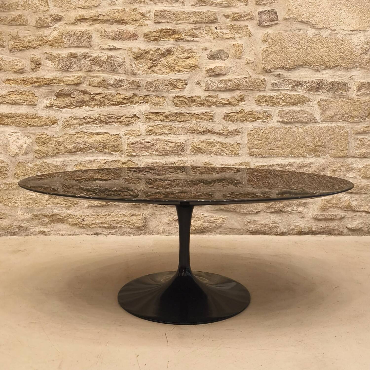 Oval tulip coffee table in Marquina marble, design Eero Saarinen for Knoll