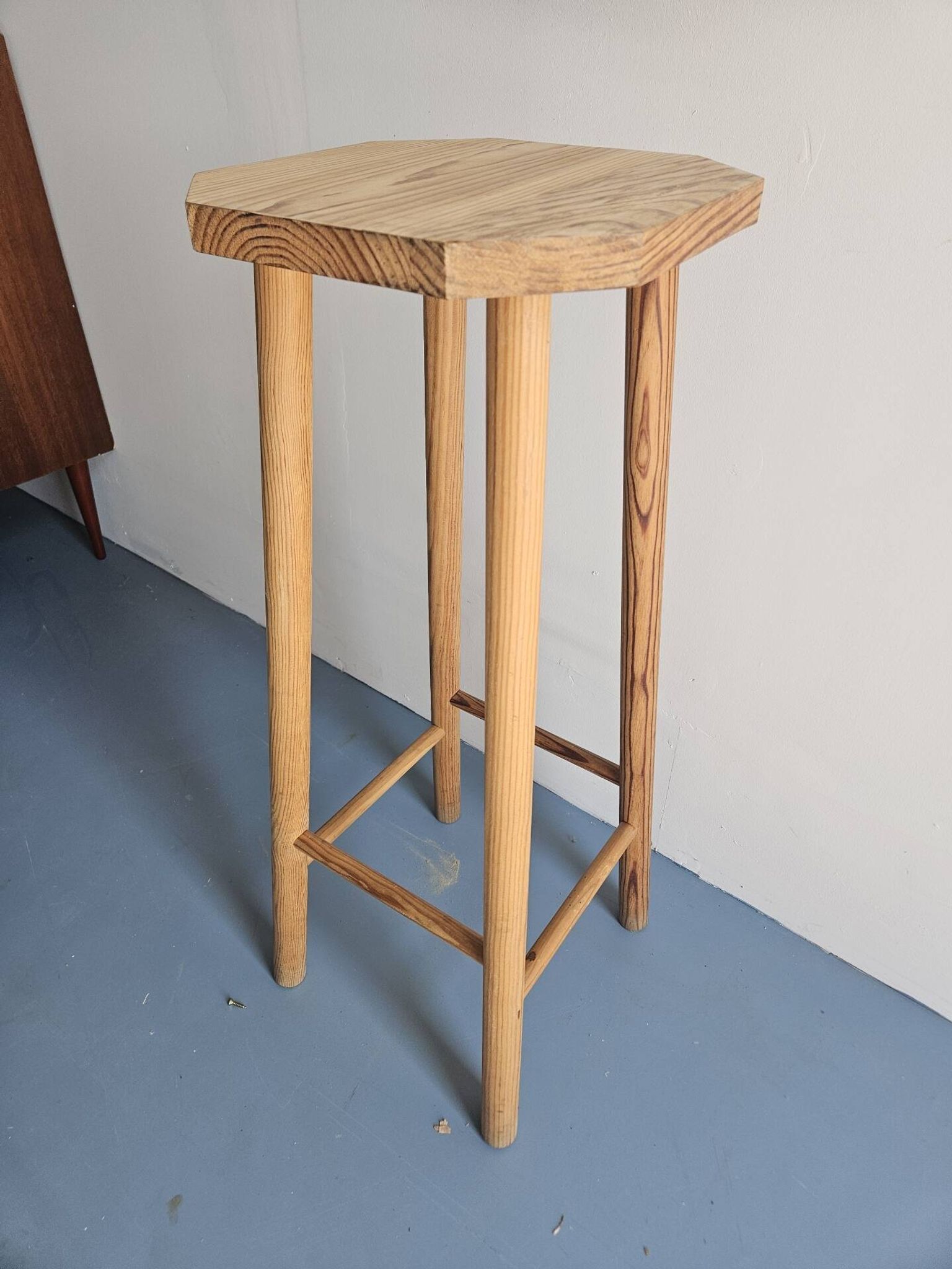Tabouret haut en bois