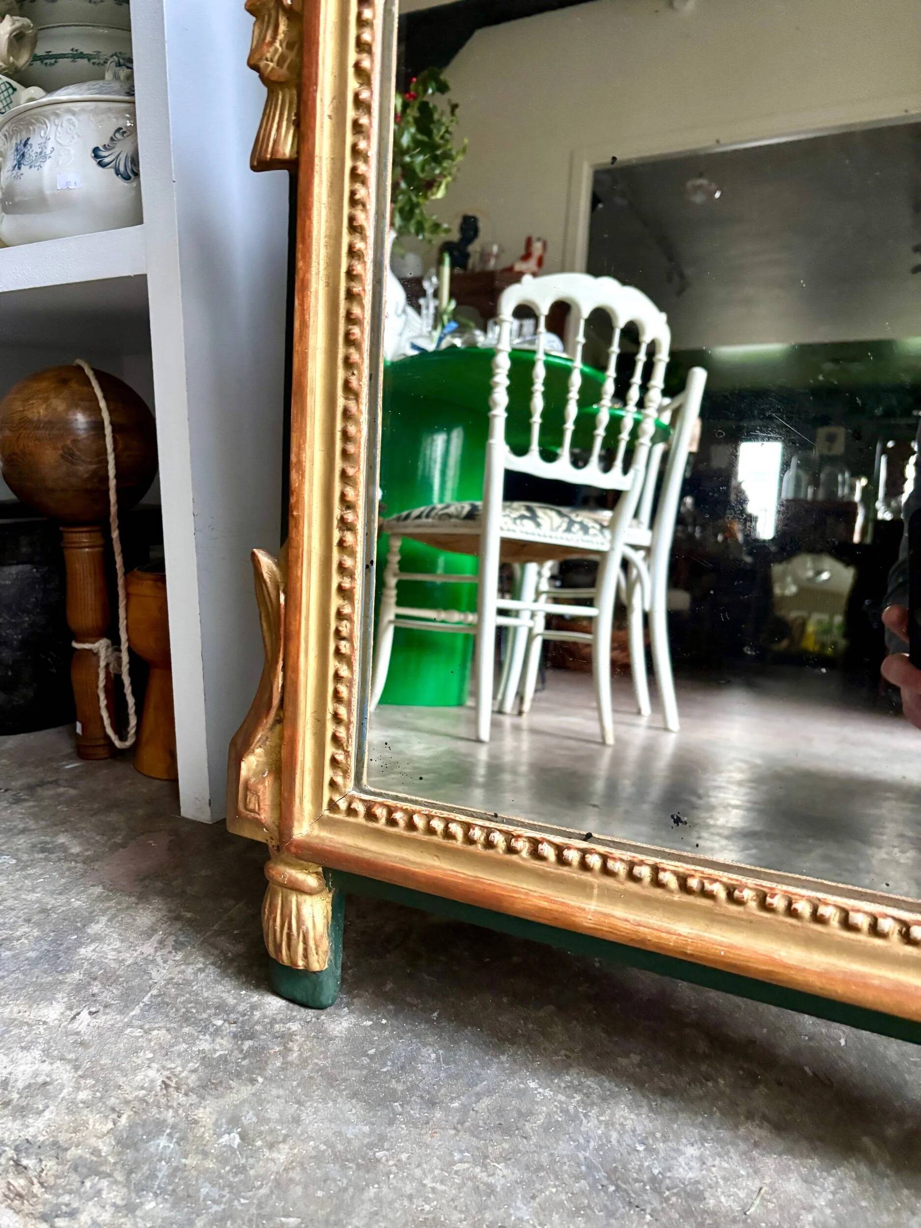 Miroir à fronton en bois doré ☐ 100 x 58 cm
