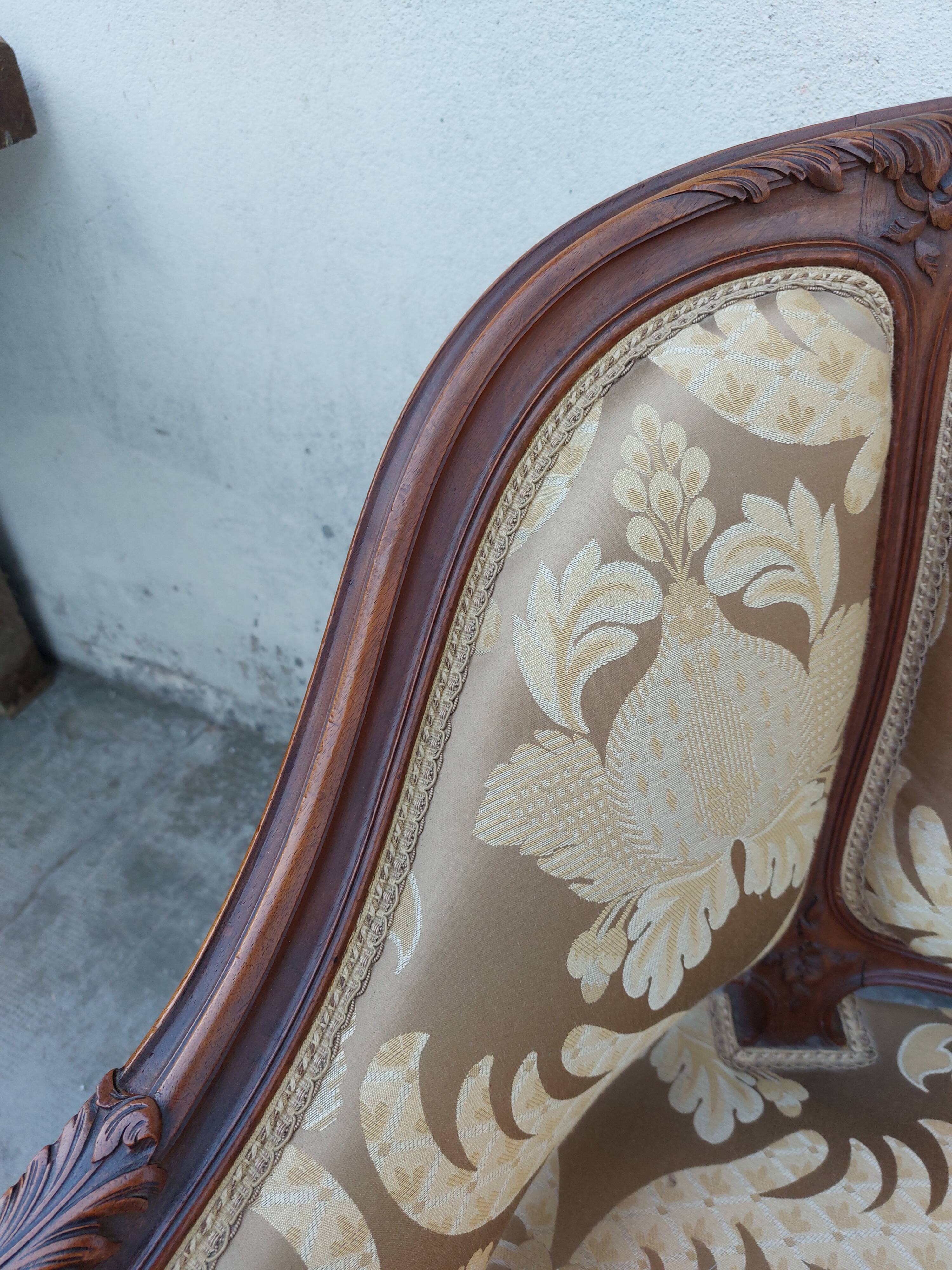 Fauteuil bergère louis XV en Noyer sculpté