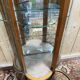 Vitrine galbée de style Louis XVen bois peint et bronze