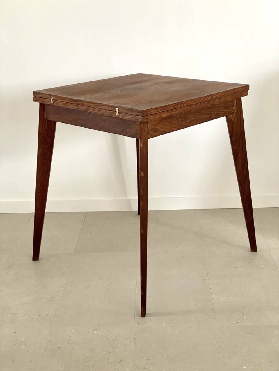 Table porte-feuille avec pieds compas