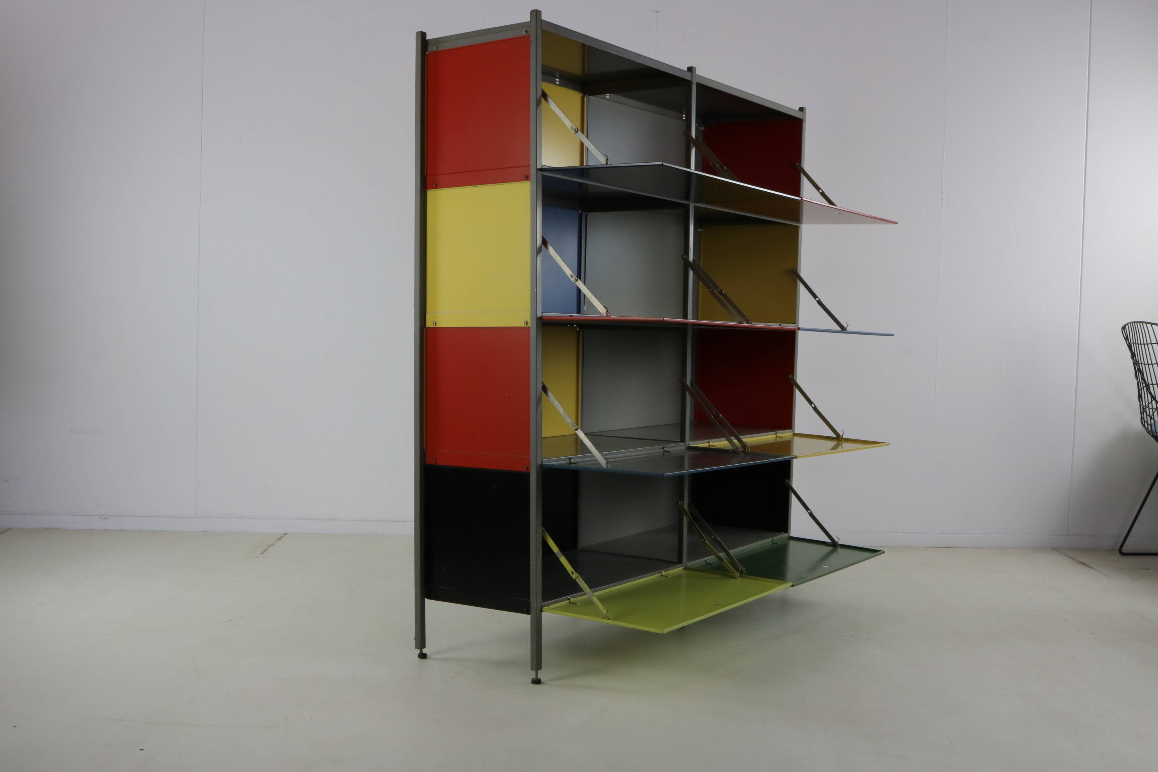Rangement mural coloré des années 50 par Wim Rietveld pour Gispen
