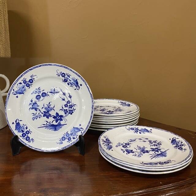 Ensemble de 12 Assiettes à dessert en Porcelaine de Tournai, Boch Frères, décor à la mouche
