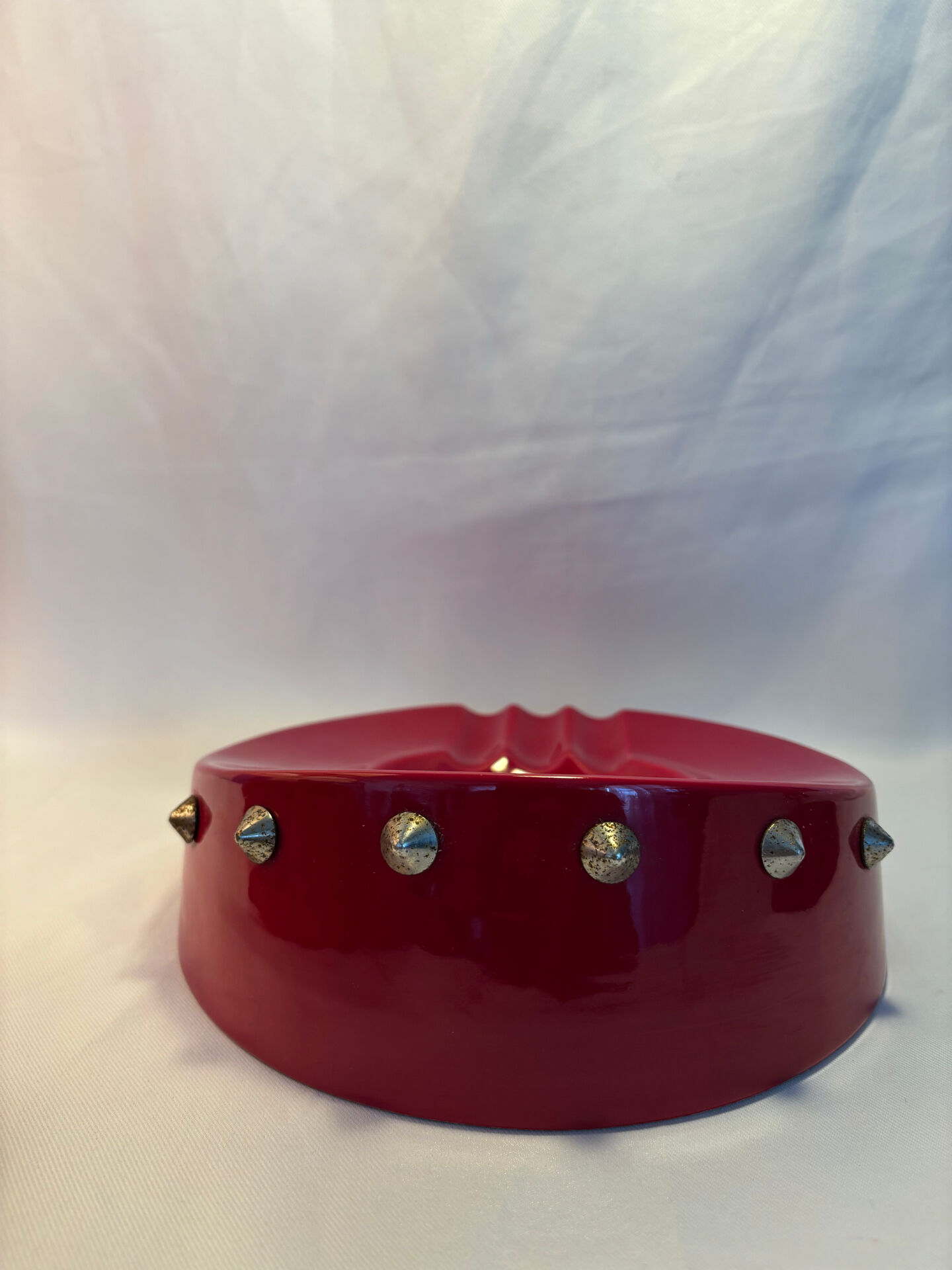 Cendrier vintage rouge laqué à clous métalliques – pièce design et déc