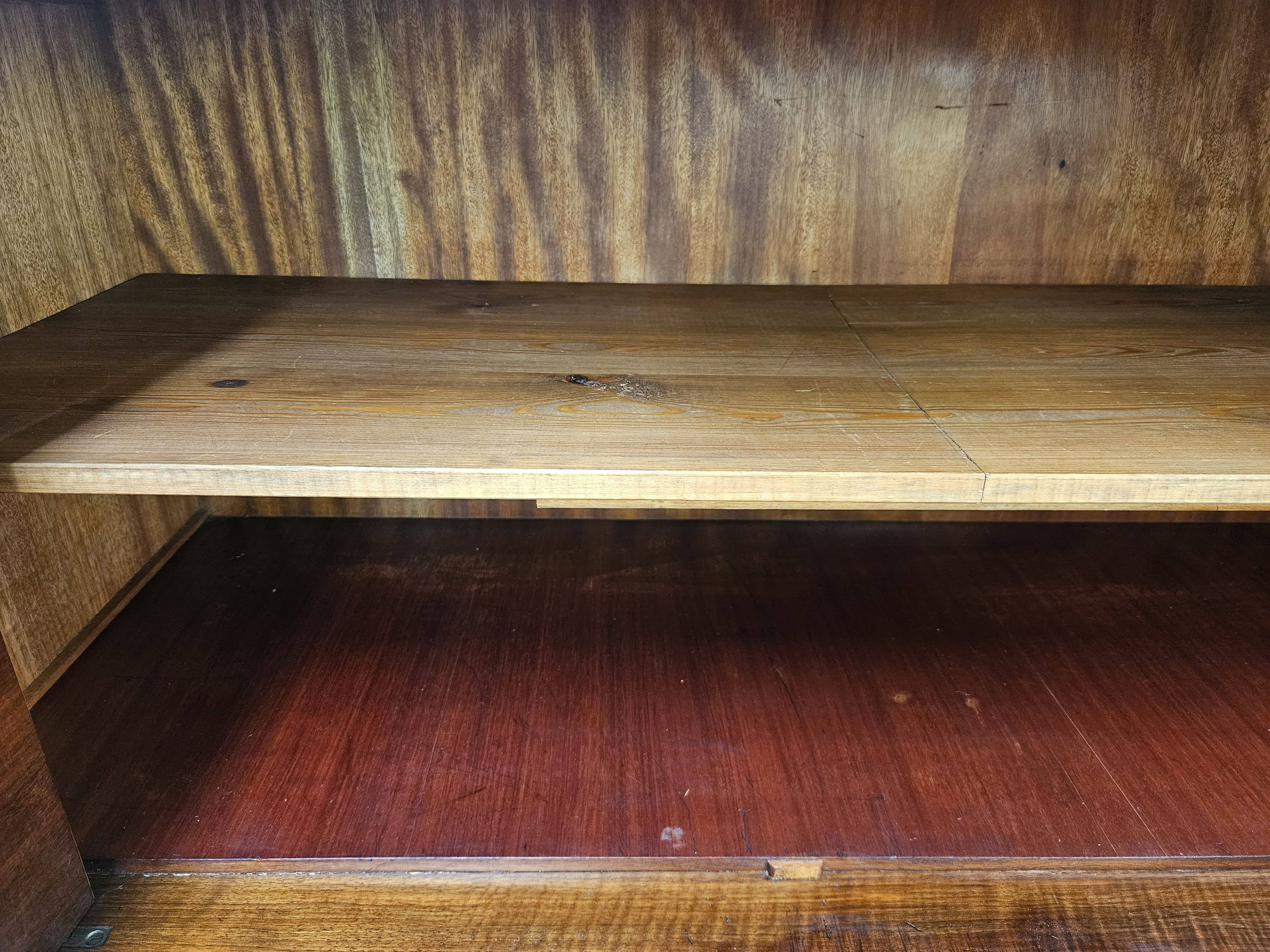 Vitrine Art Déco des années 1930 en noyer et racine de noyer