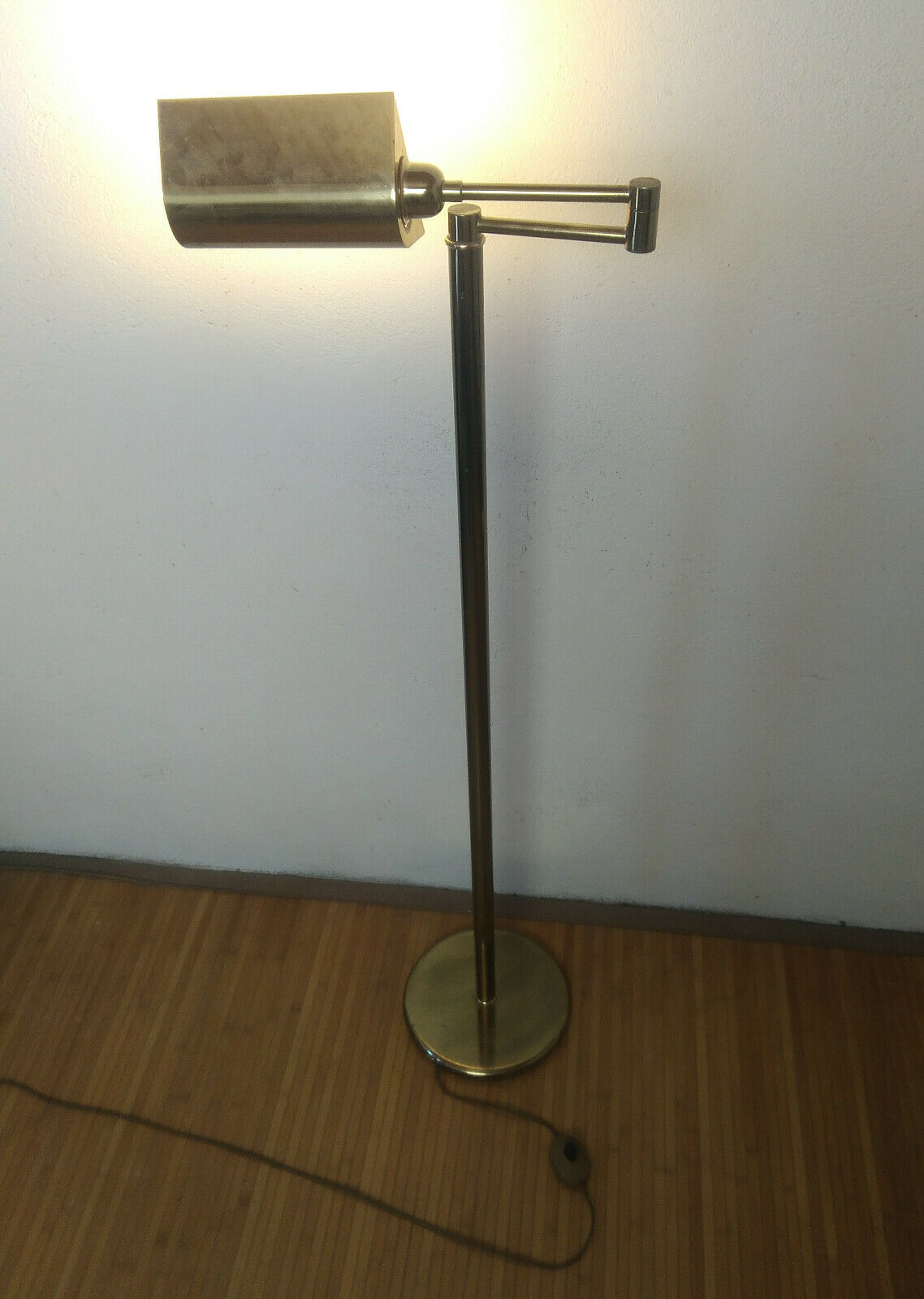 Articulated brass lamppost
