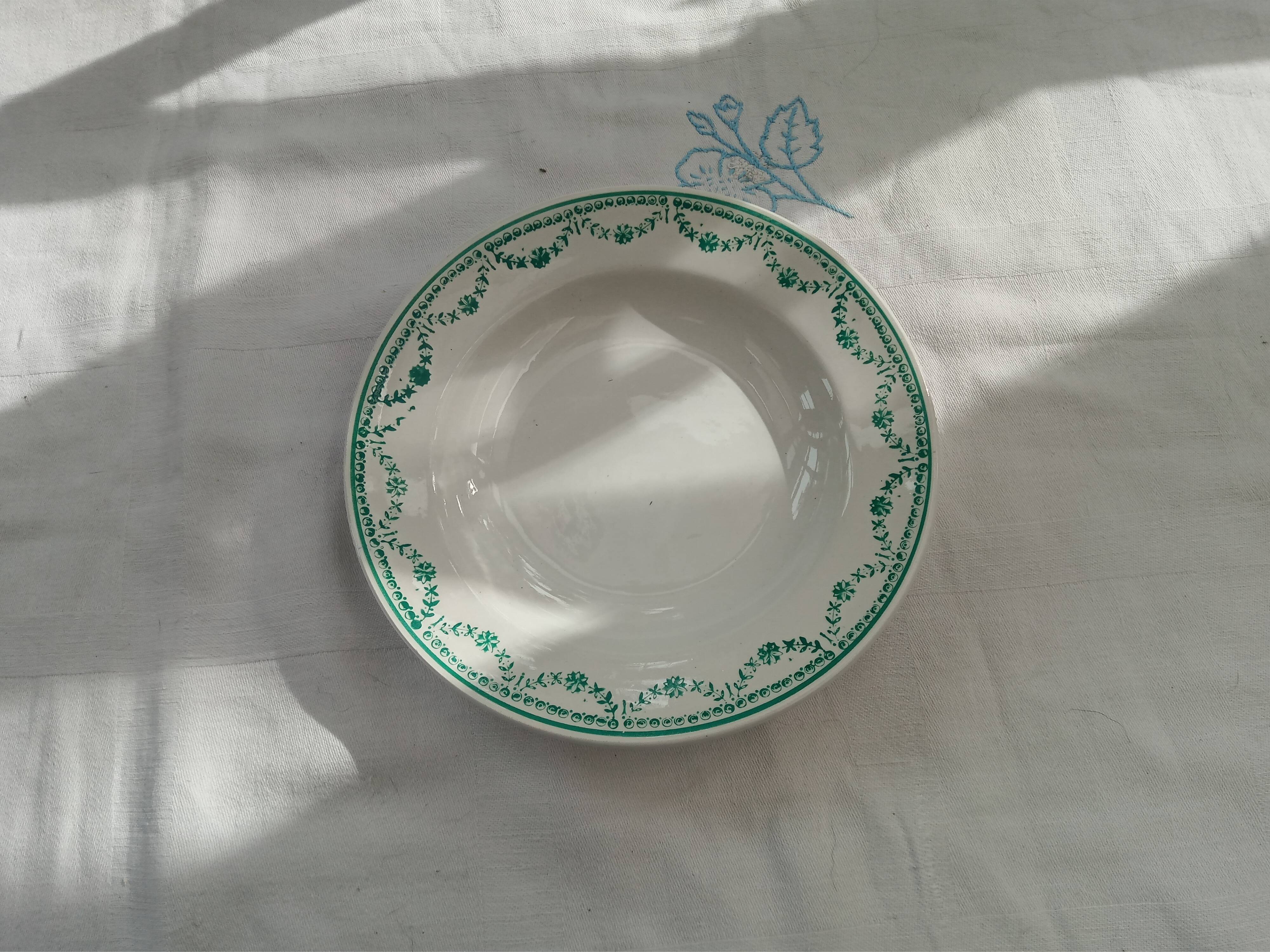 Assorted 18 old flower plates