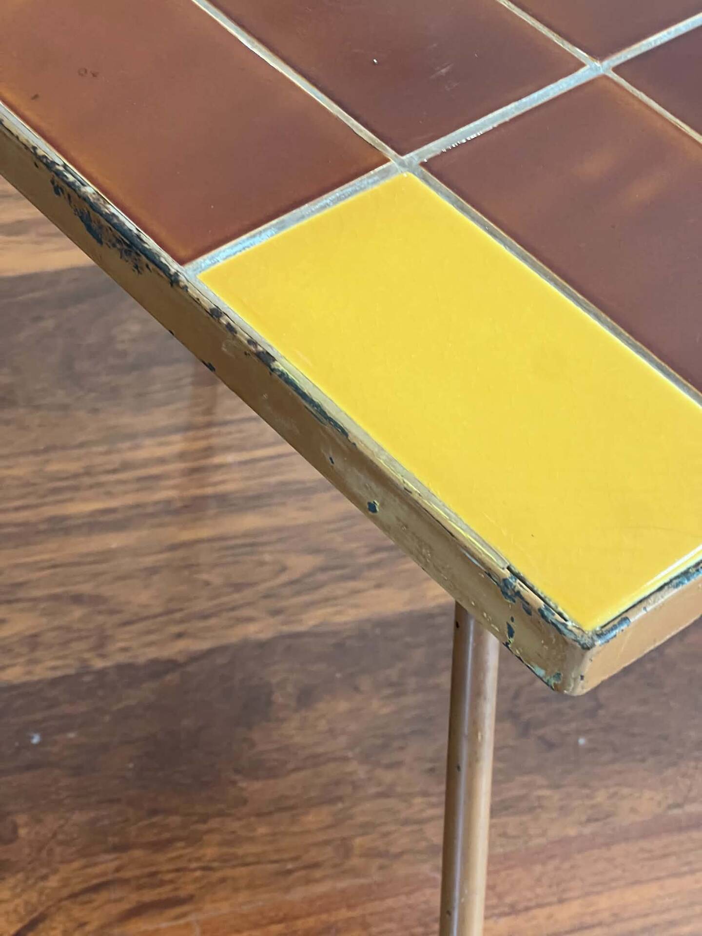 Table d’appoint, bout de canapé en céramique marron et jaune