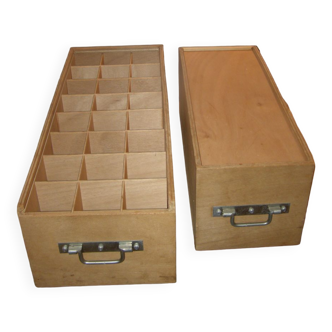 2 boxes with 24 wooden lockers with their 2 handles