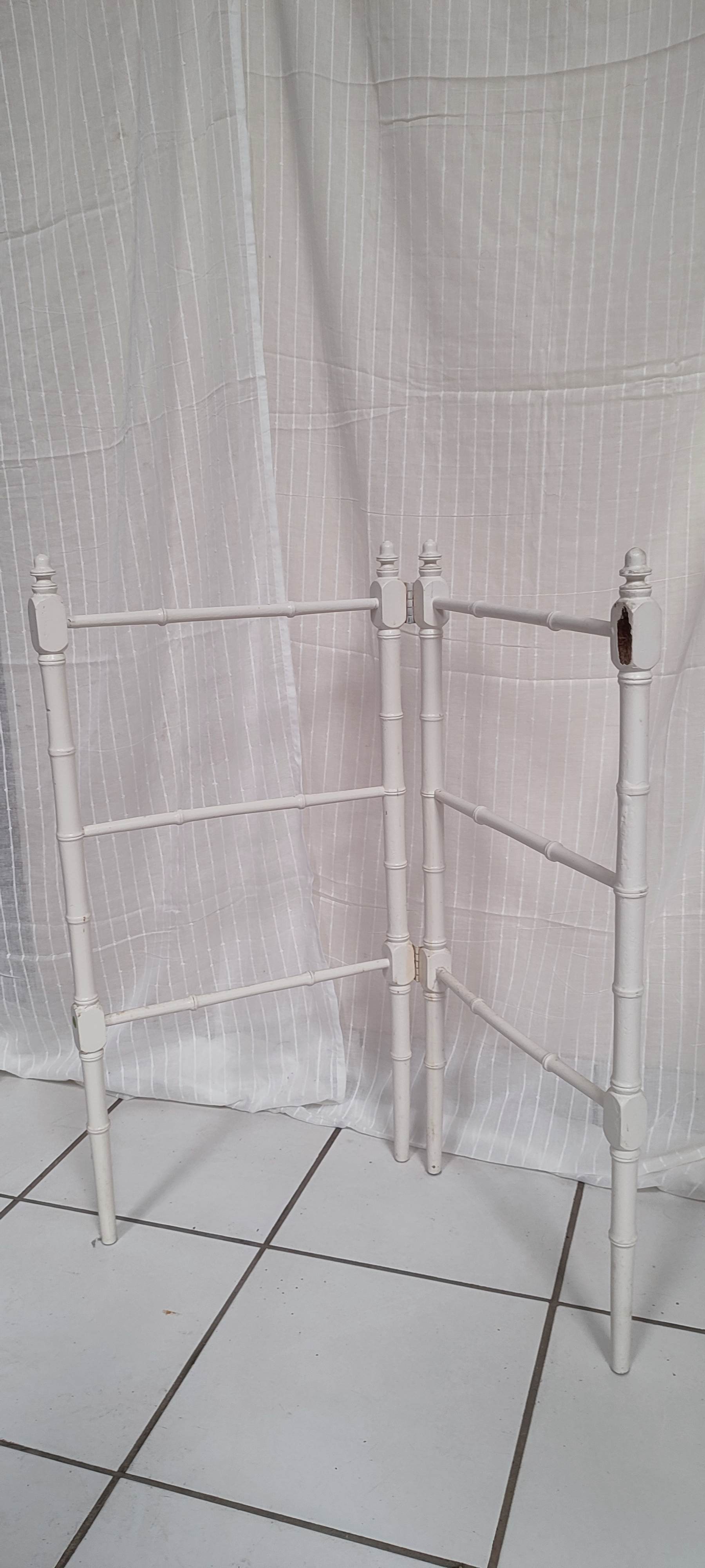 Vintage wood towel rack bamboo effect