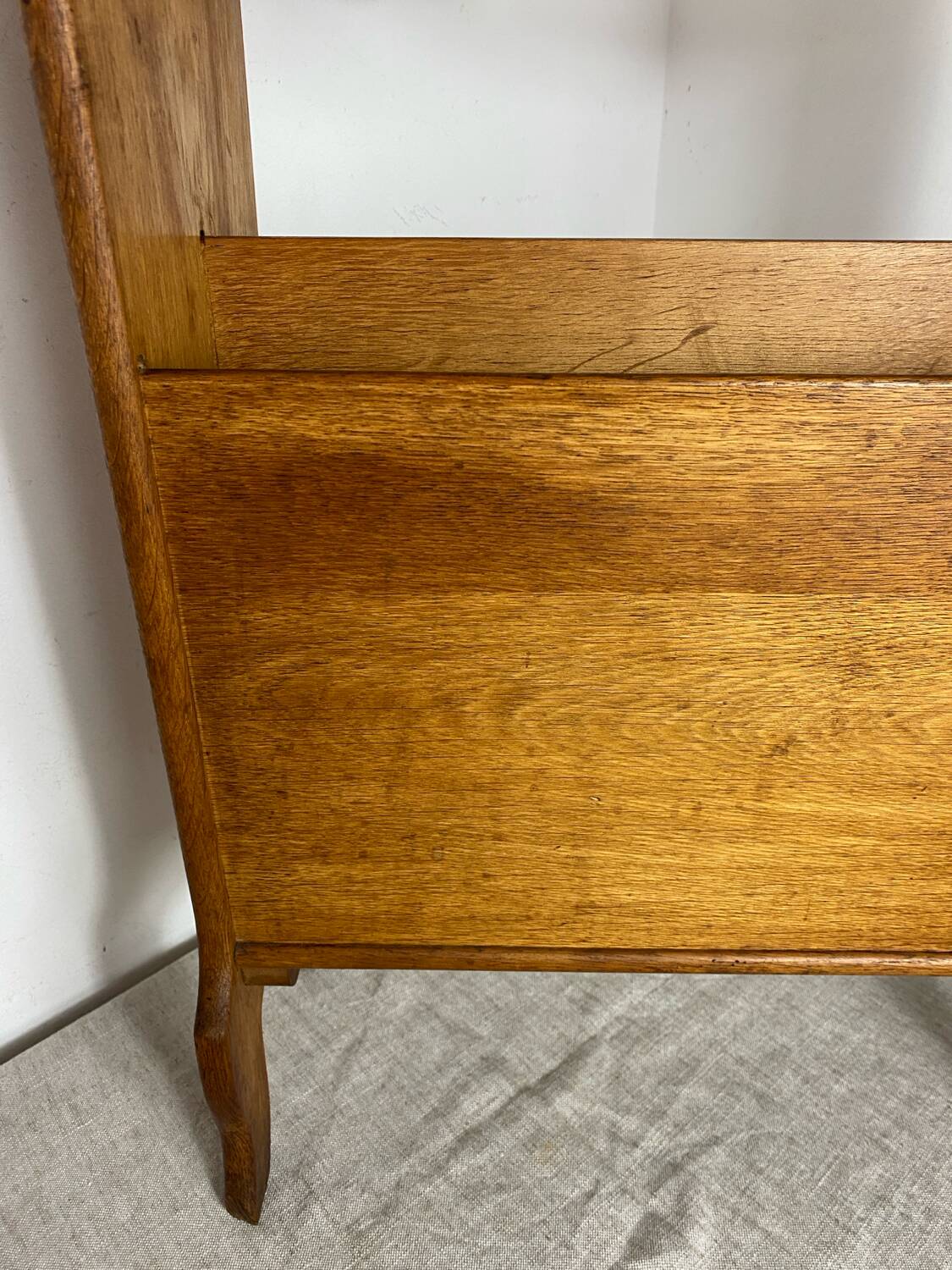 Porte-revues en bois avec repose verres