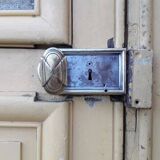 Porte d'entrée cintrée double en chêne, grilles et verre, XIXème