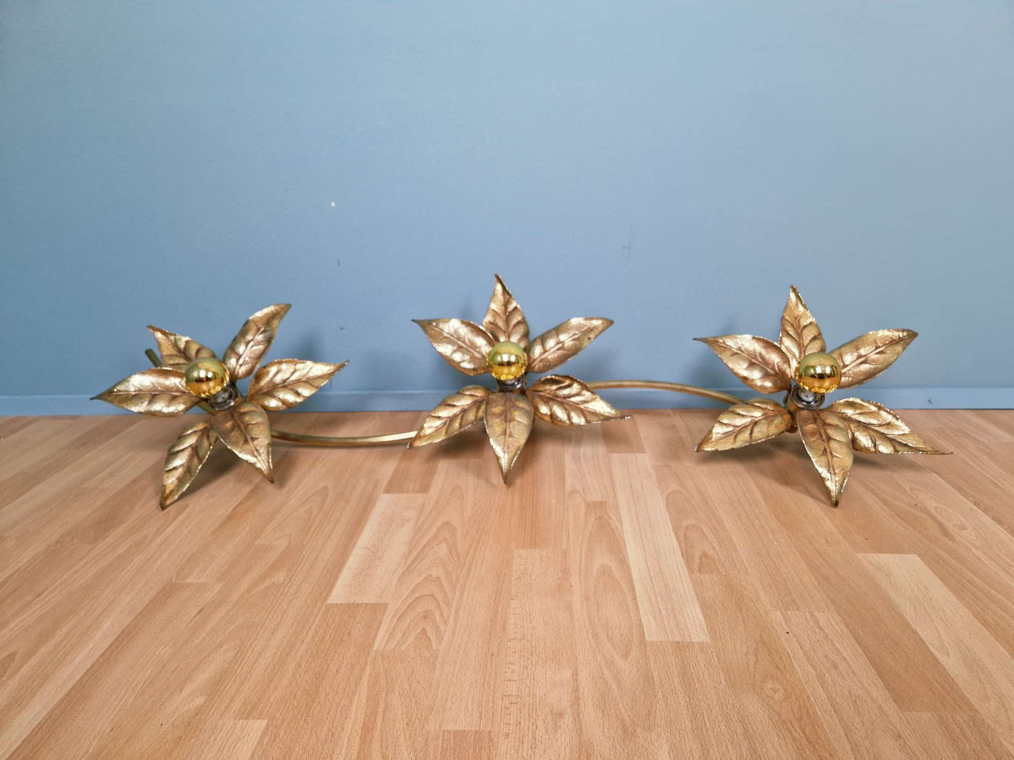 Large floral wall light in brass and gilded metal, Willy Daro, 1970.