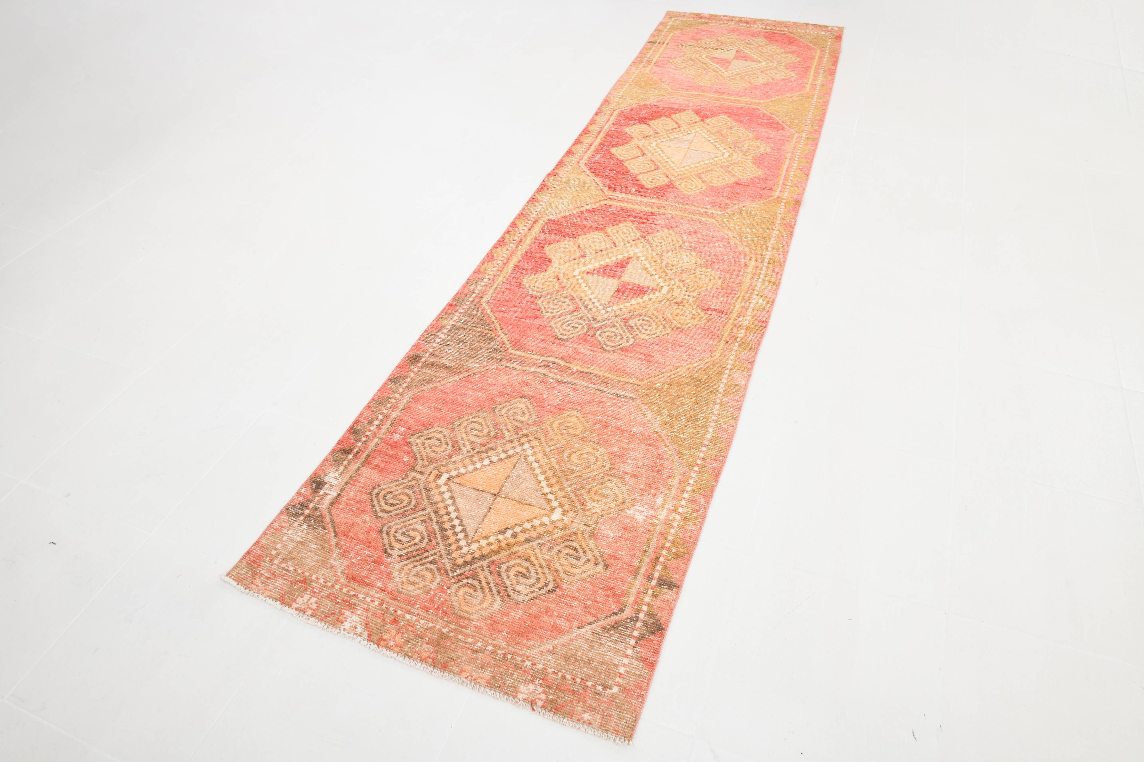 Tapis Couloir Vintage Turc, Rouge Corail, Brun Camel & Beige Géométrique