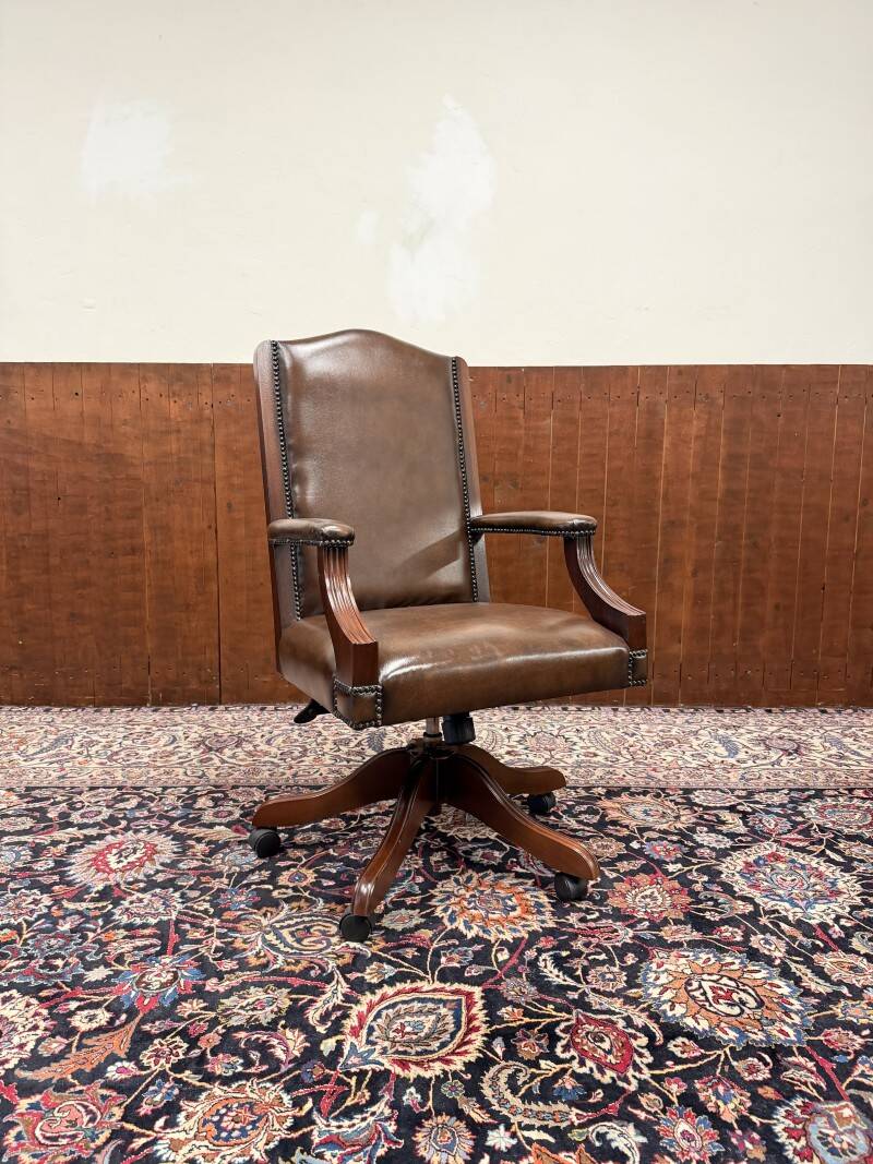 Chaise de bureau Chesterfield marron classique anglaise