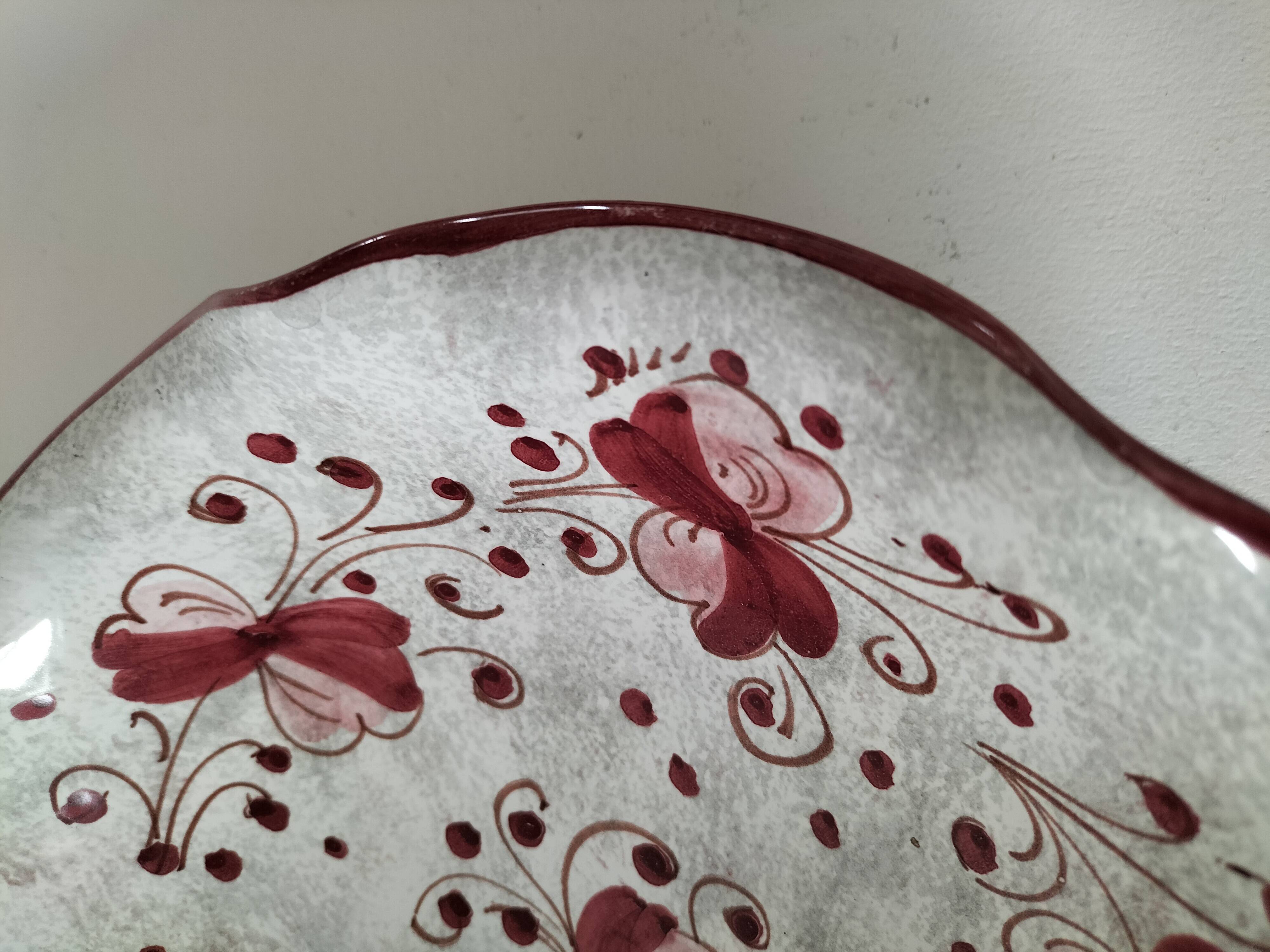 Coupe en faïence italienne décor floral bordeaux