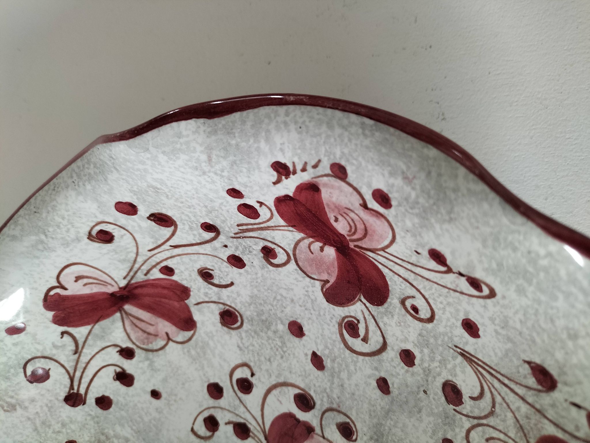 Coupe en faïence italienne décor floral bordeaux