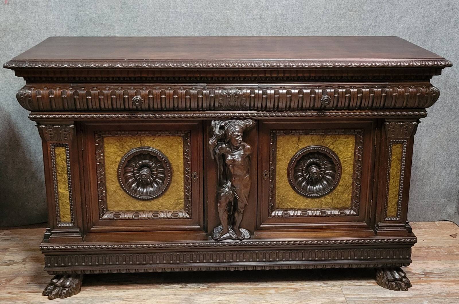 Buffet cabinet style Renaissance a caches secretes en noyer et orme époque