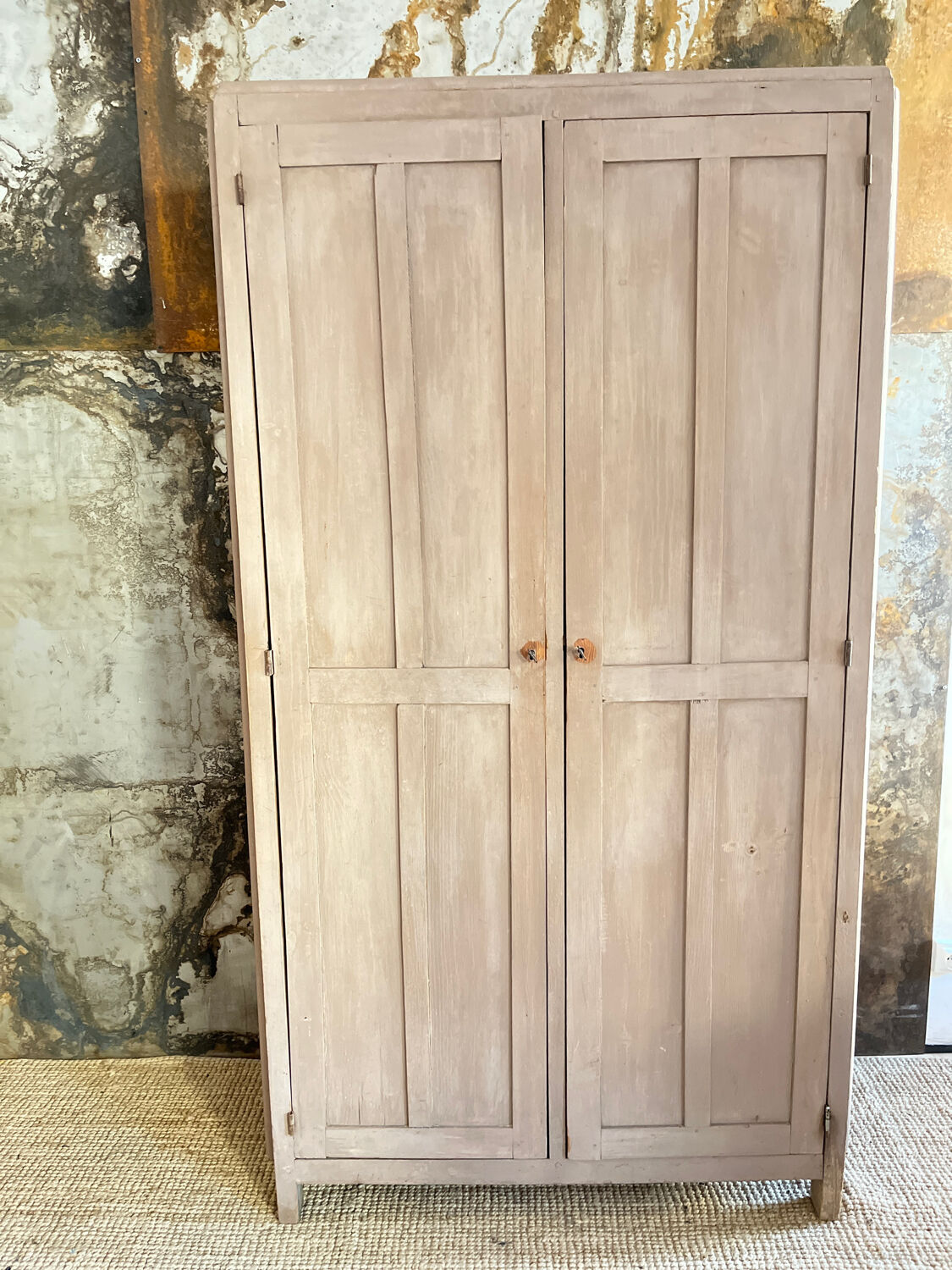 Armoire parisienne dans sa jolie patine