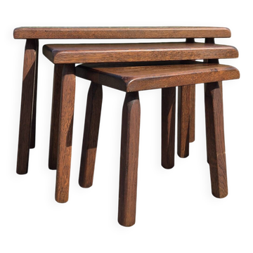 Tables gigognes vintage en chêne, style brutaliste, avec des pieds hauts.