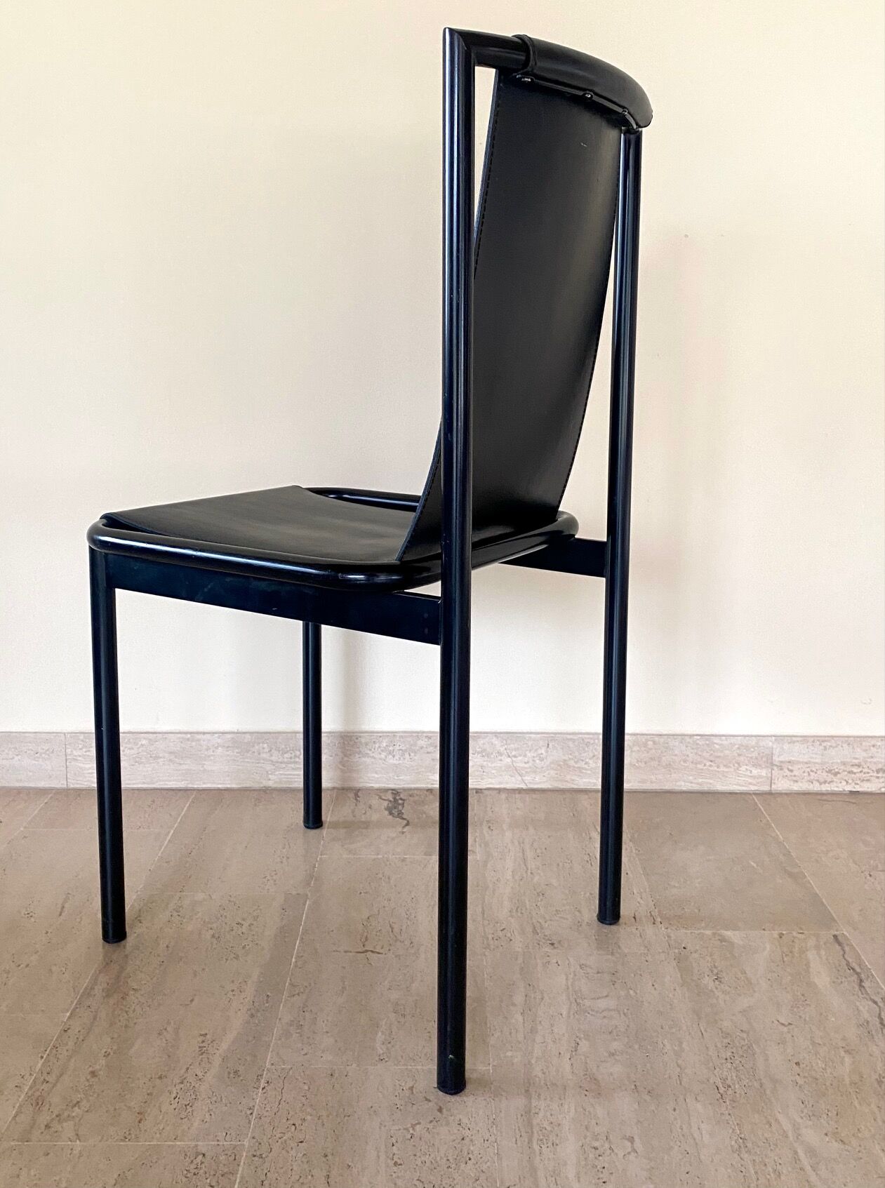 4 postmodern design chairs in black metal and leather, 1980's