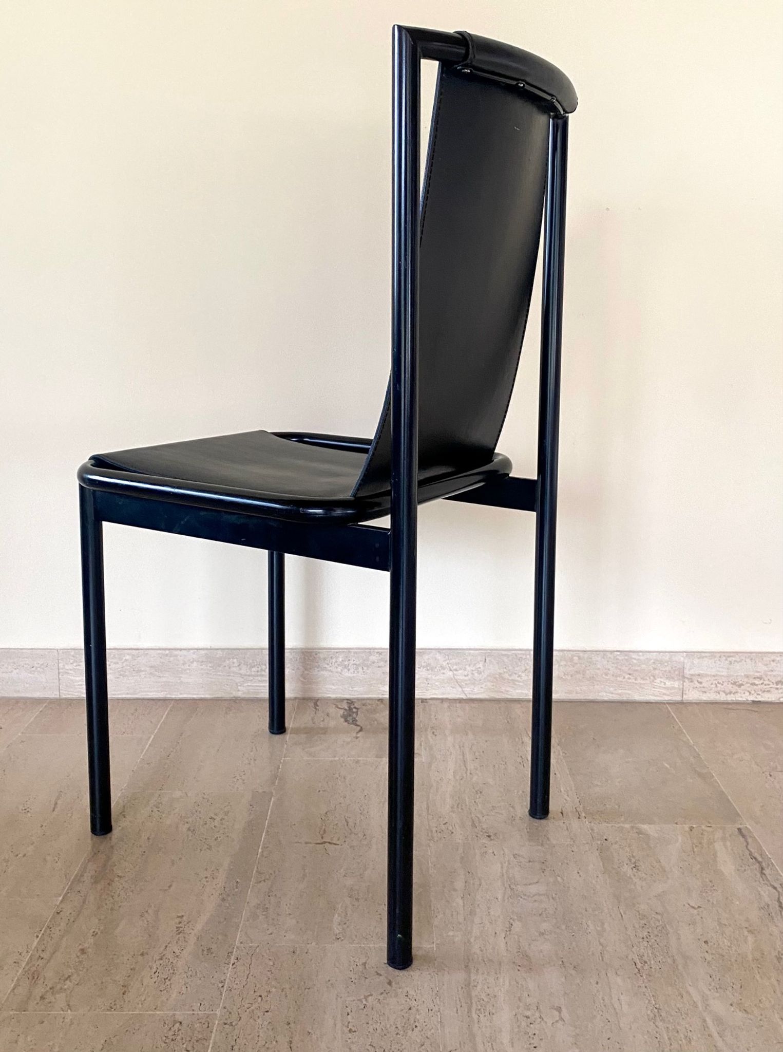 4 chaises design postmodernes en métal et cuir noires, 1980's