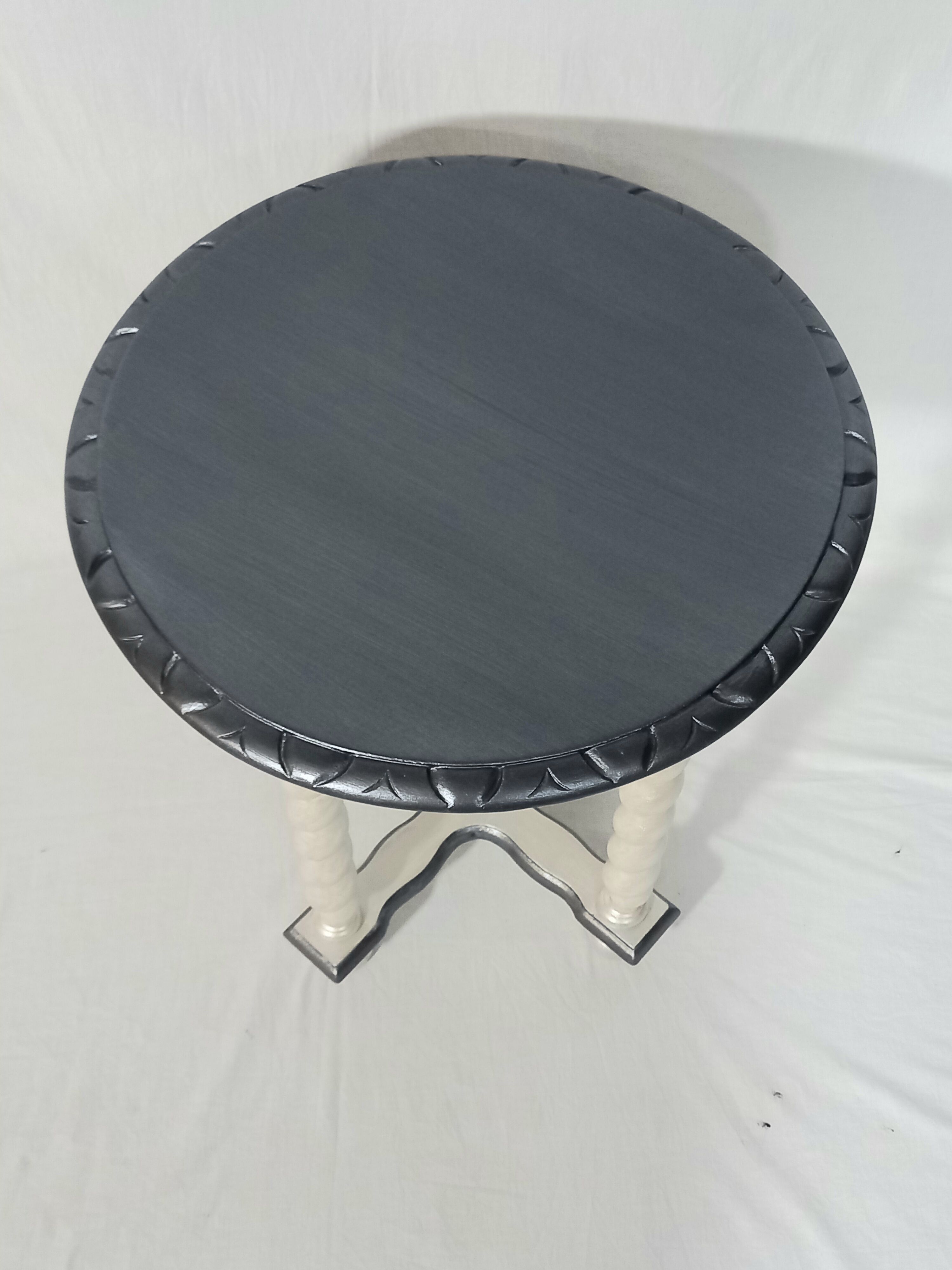 Pearly side table with twisted feet