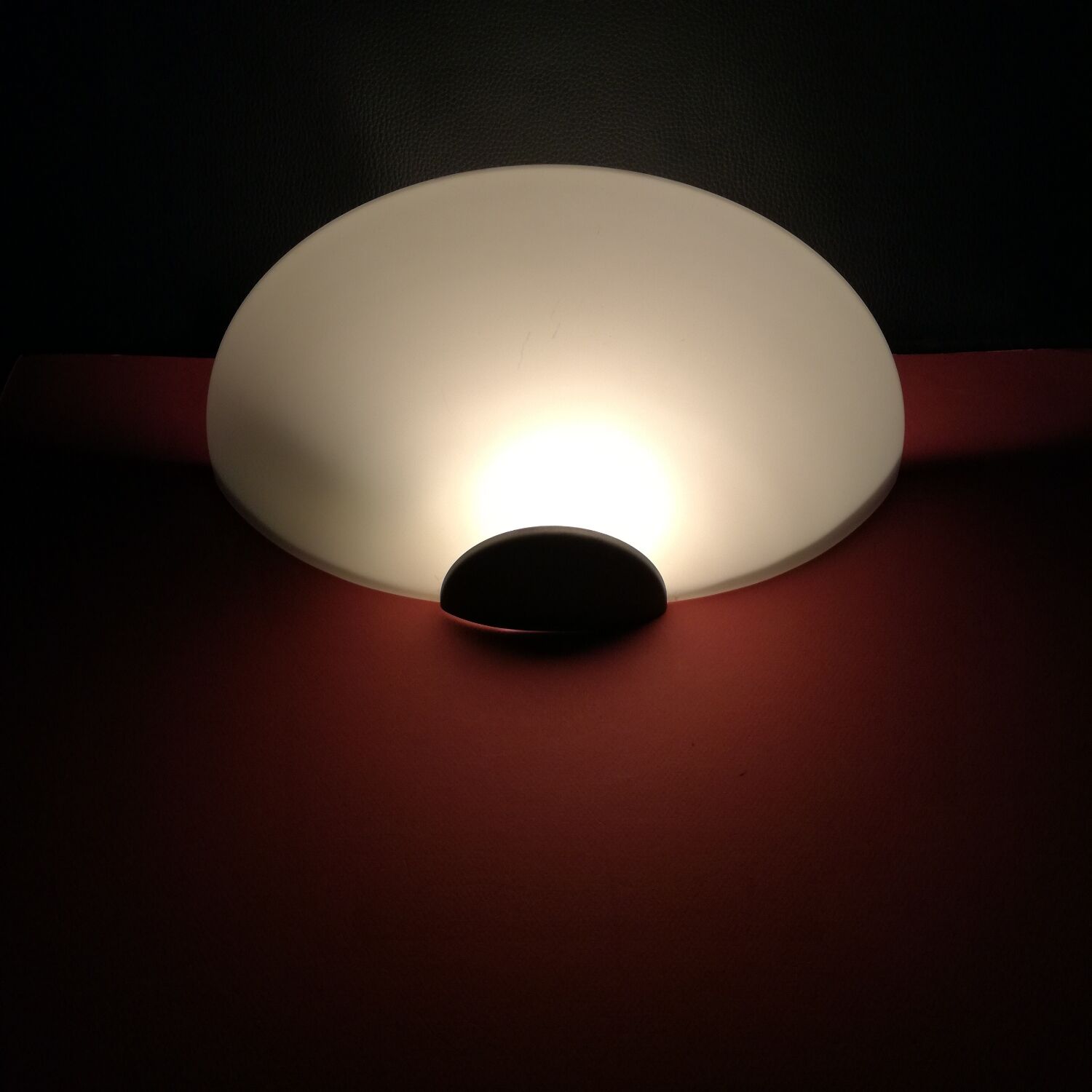 Applique demi lune en verre opalin 35 cm